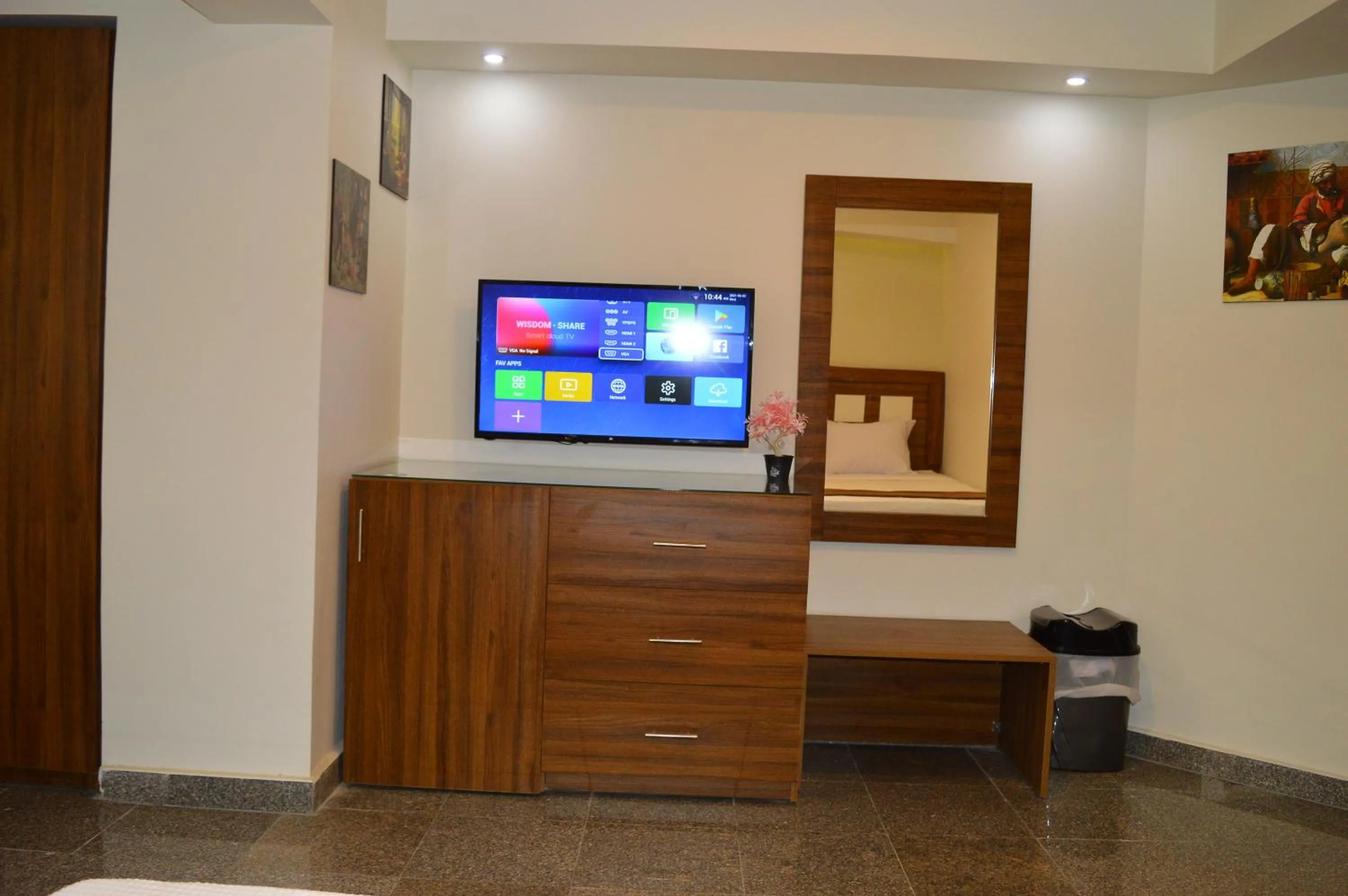 TV and multimedia in Royal Inn Residence