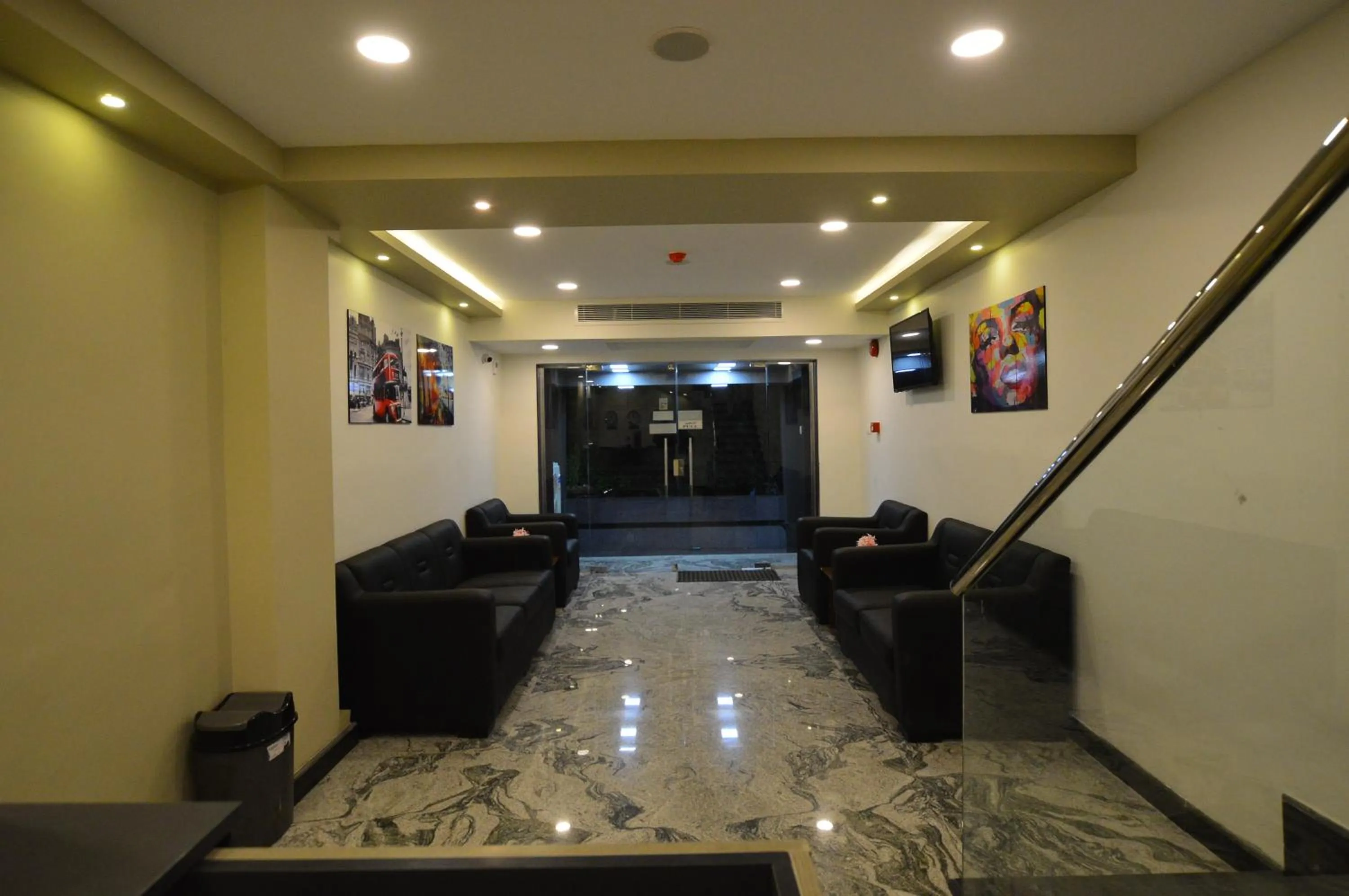 Communal lounge/ TV room in Royal Inn Residence