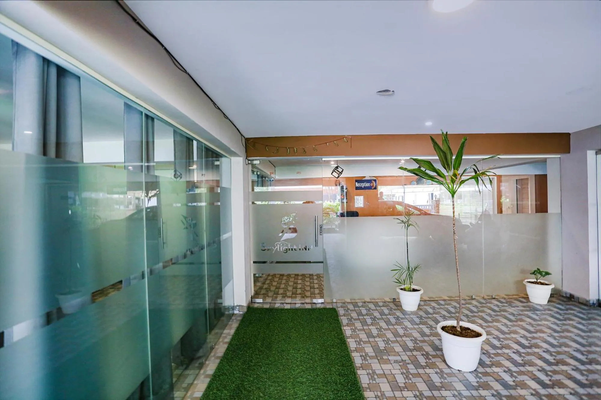 Lobby or reception in FabHotel Sky Rise Inn Near Medanta- The Medicity Hospital, Gurugram