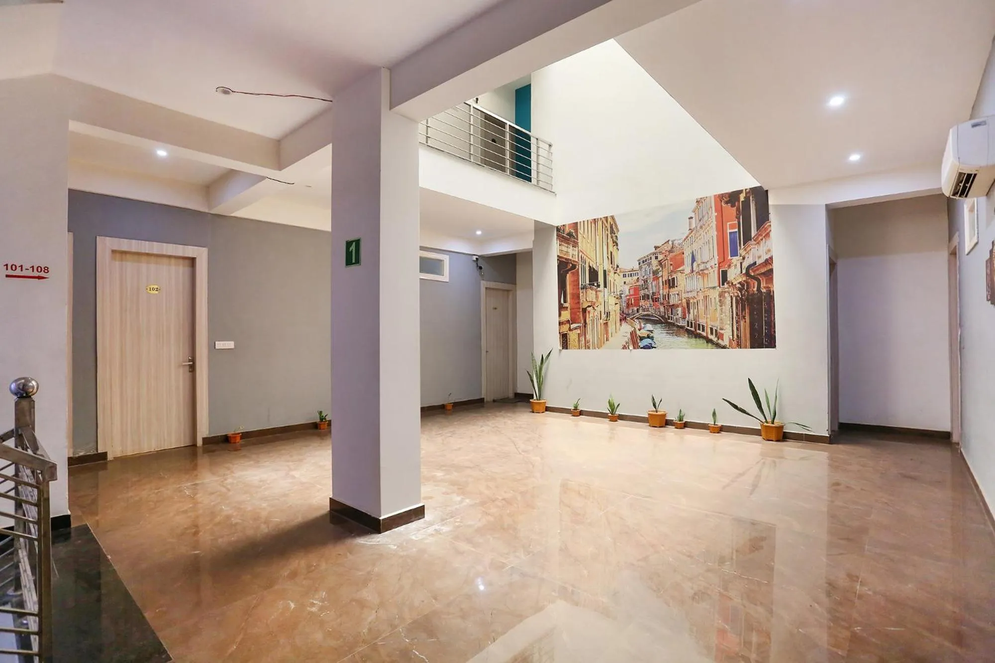 Lobby or reception in FabHotel Sky Rise Inn Near Medanta- The Medicity Hospital, Gurugram