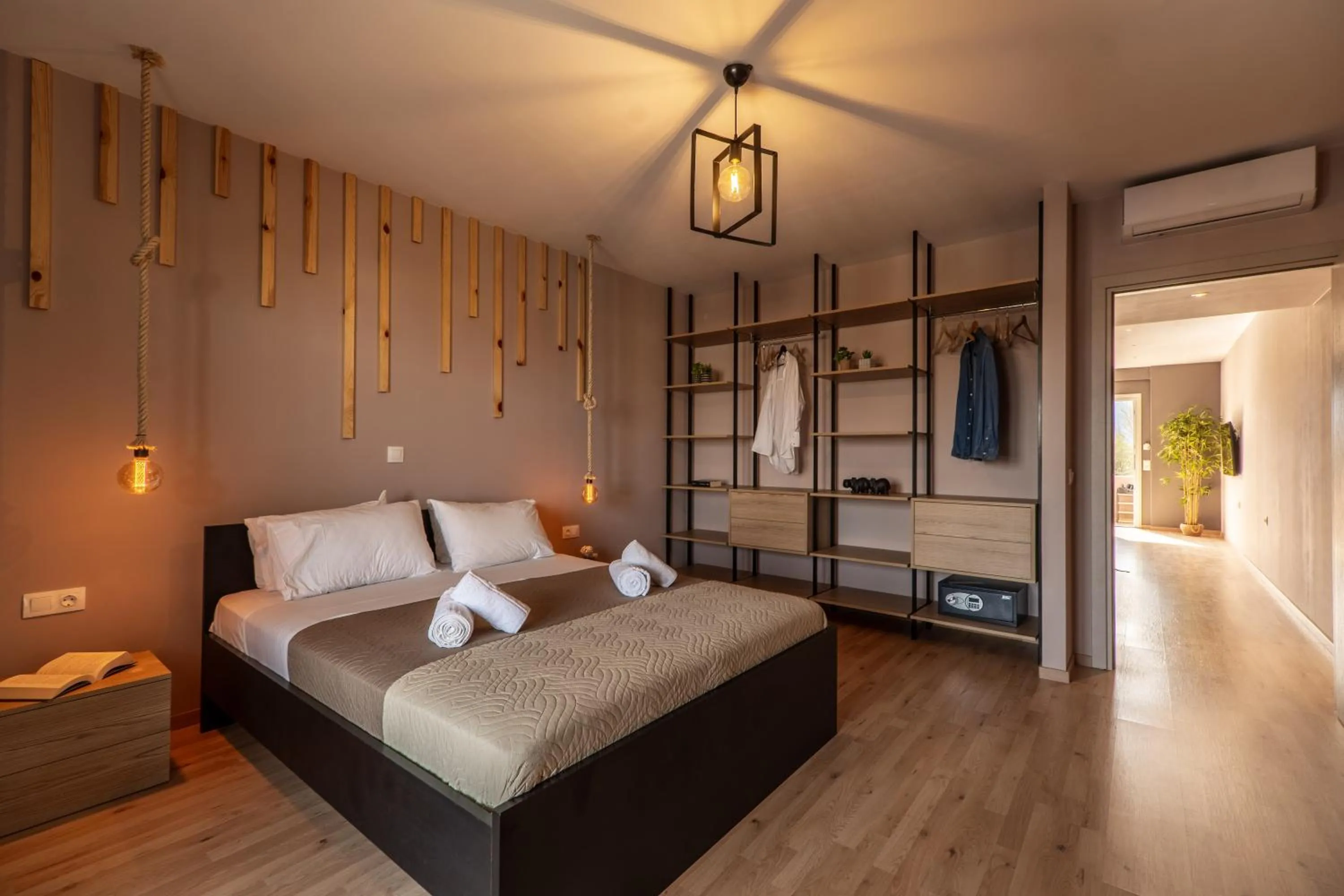 Bed in Semiso Beach Suites