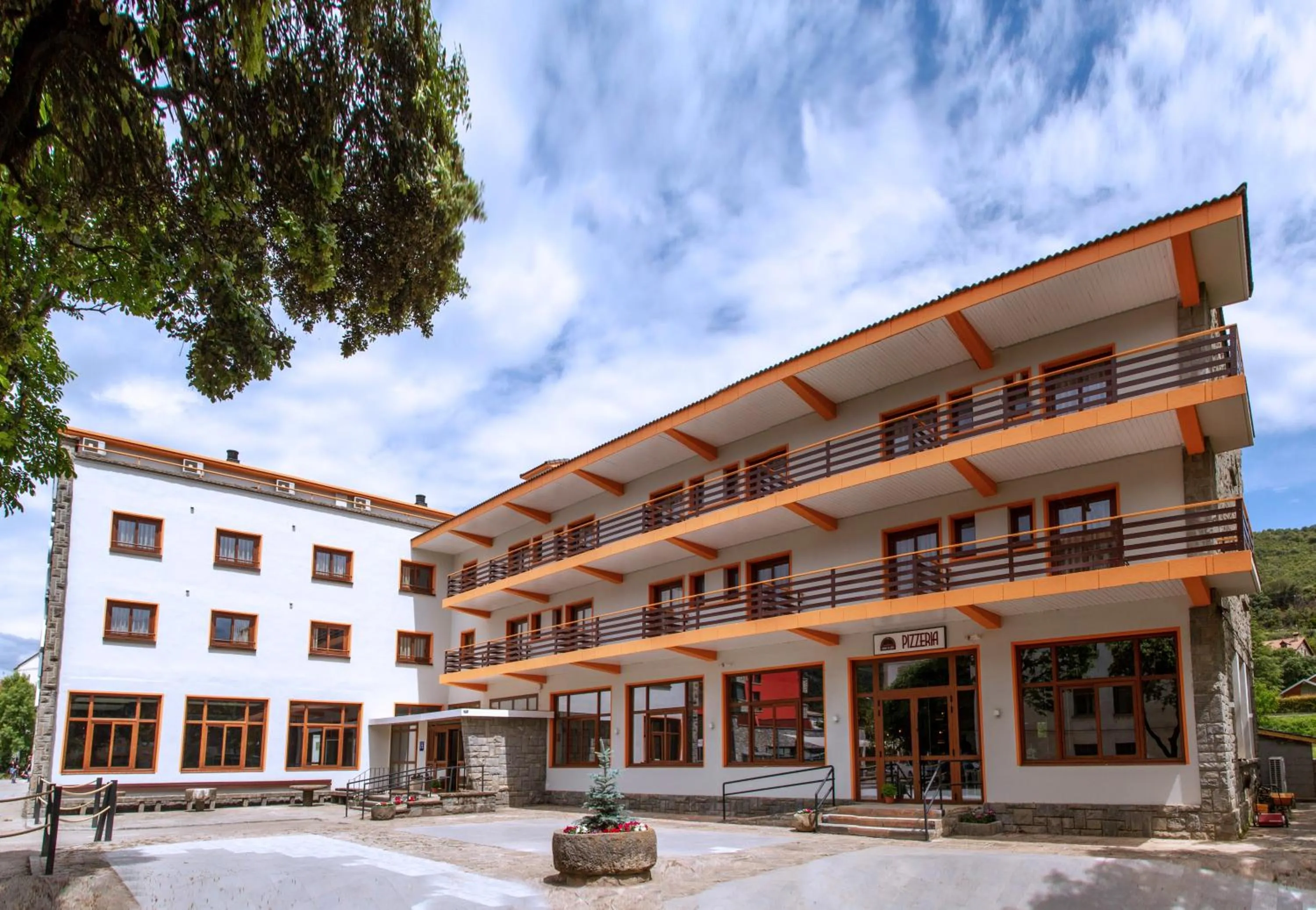Property building in Hotel Boltaña Ordesa