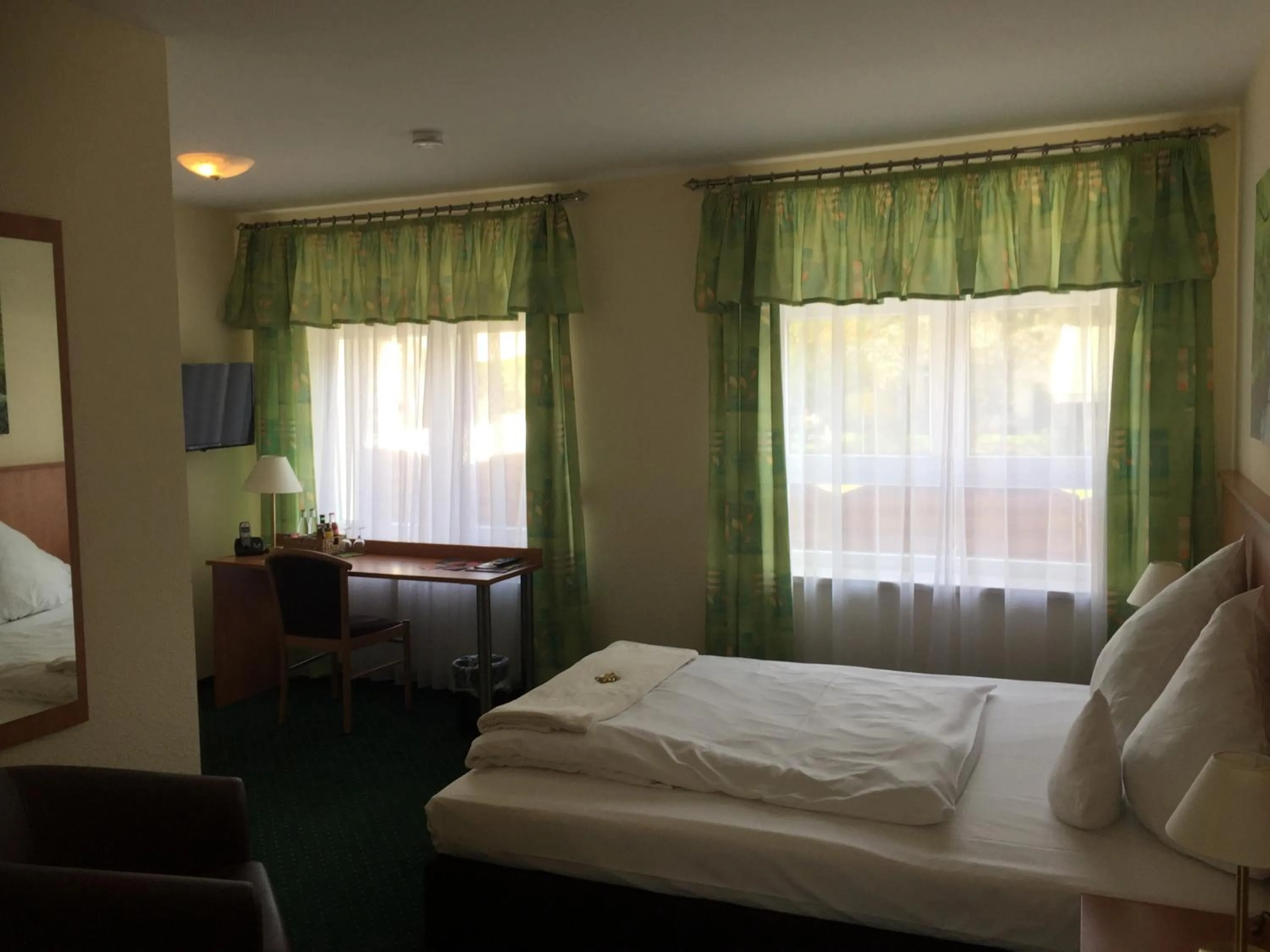 Photo of the whole room, TV/Entertainment Center in Frick's Hotel