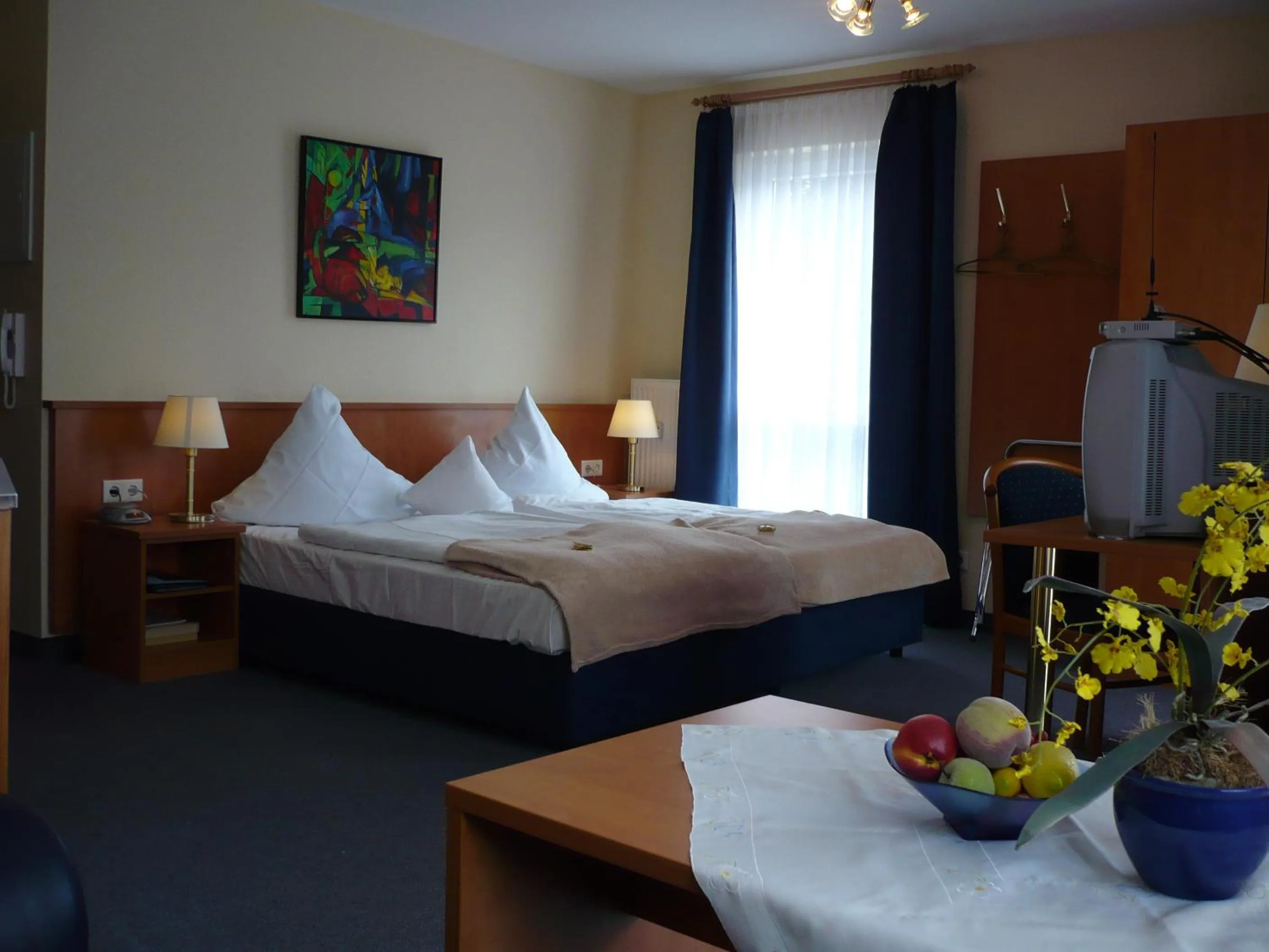 Photo of the whole room in Frick's Hotel