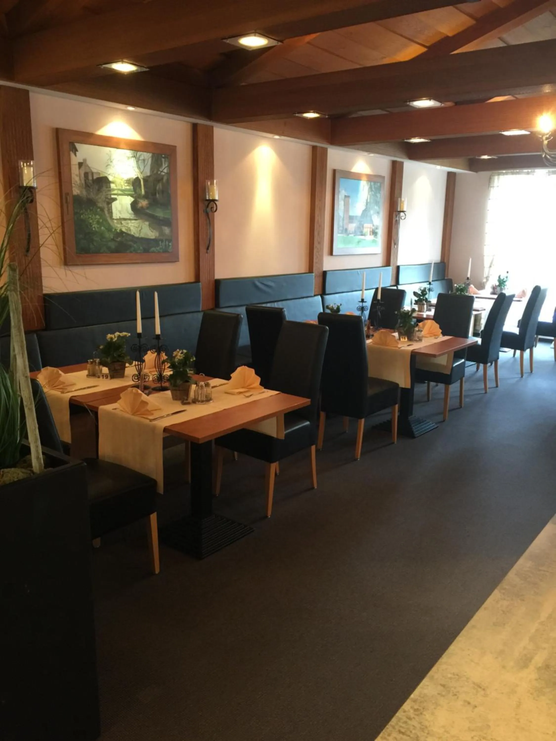 Restaurant/Places to Eat in Frick's Hotel