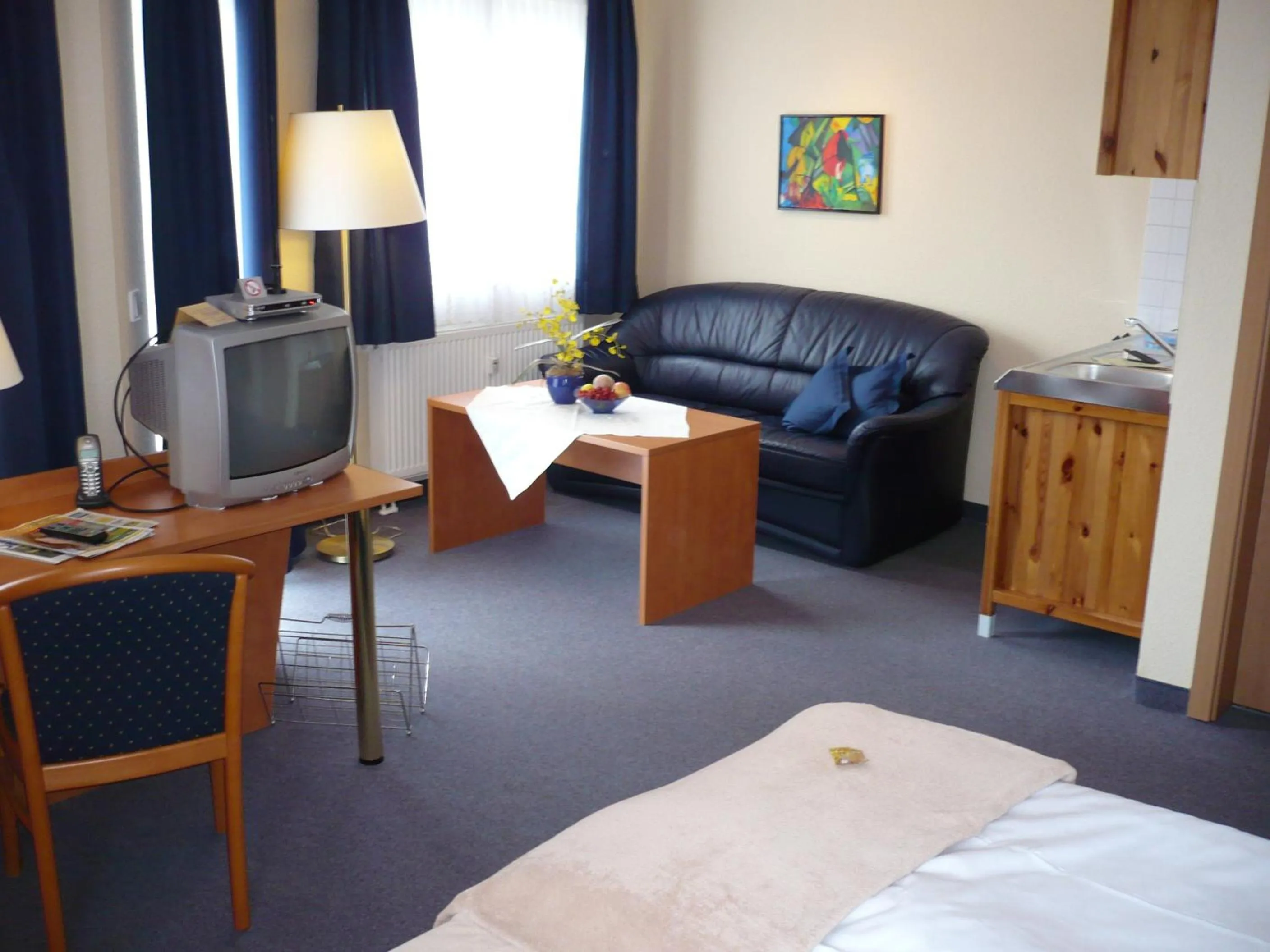 Seating area, TV/Entertainment Center in Frick's Hotel