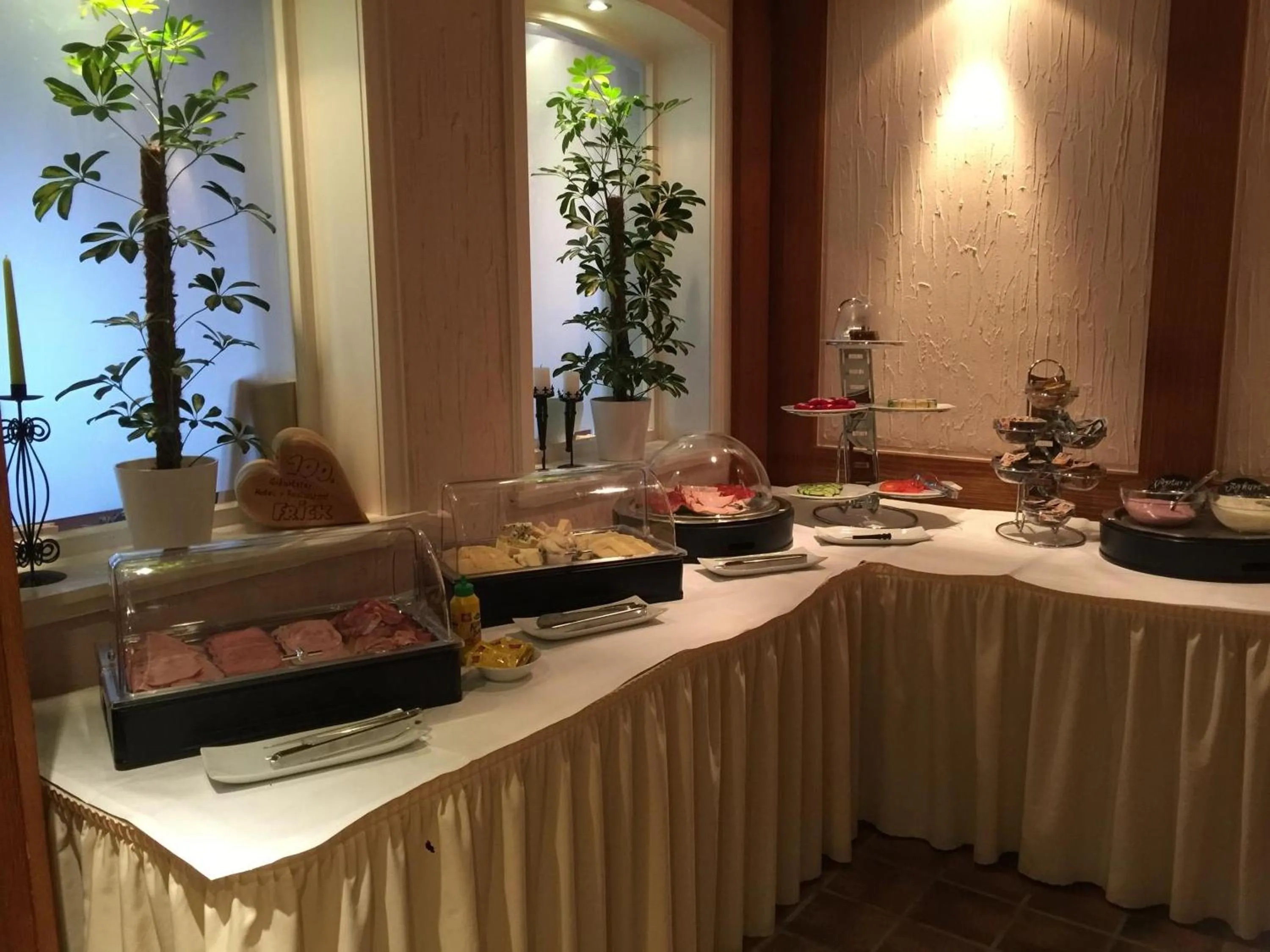 Buffet breakfast in Frick's Hotel