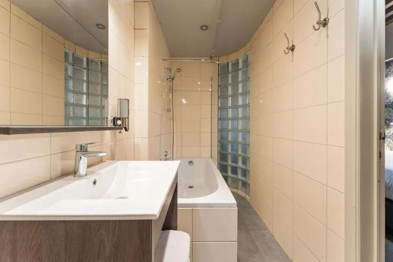 Bathroom in Hotel karel de stoute