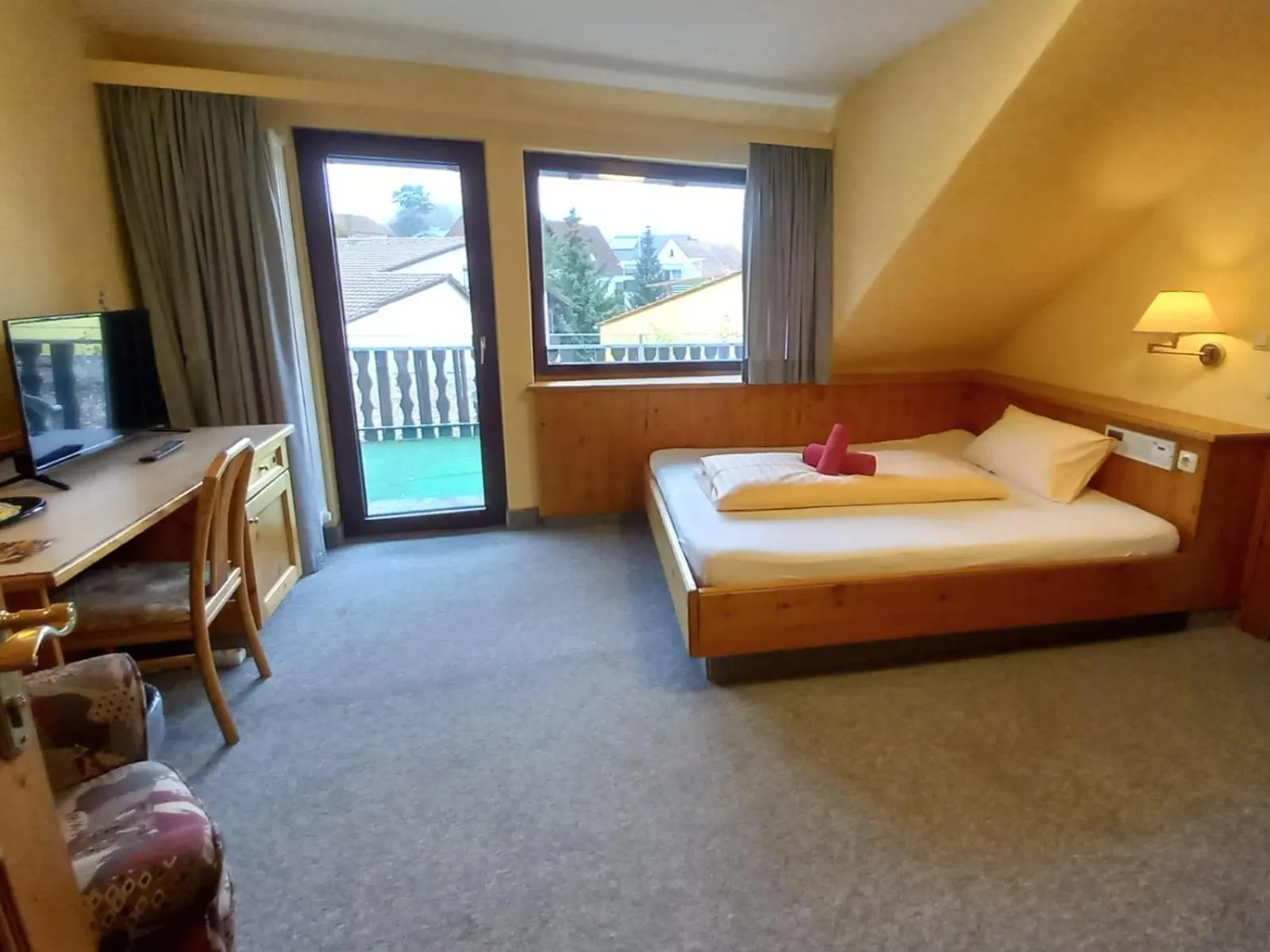 Bed in Hotel-Barbarossa-Garni bei Hanau