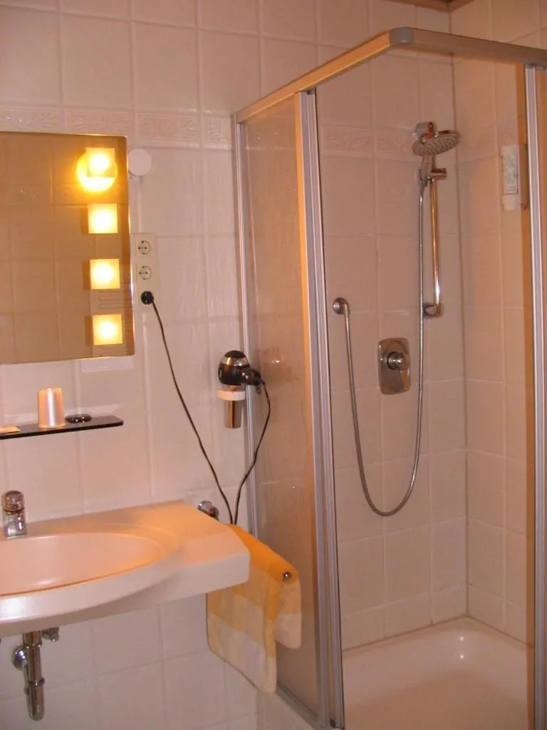 Shower in Hotel-Barbarossa-Garni bei Hanau