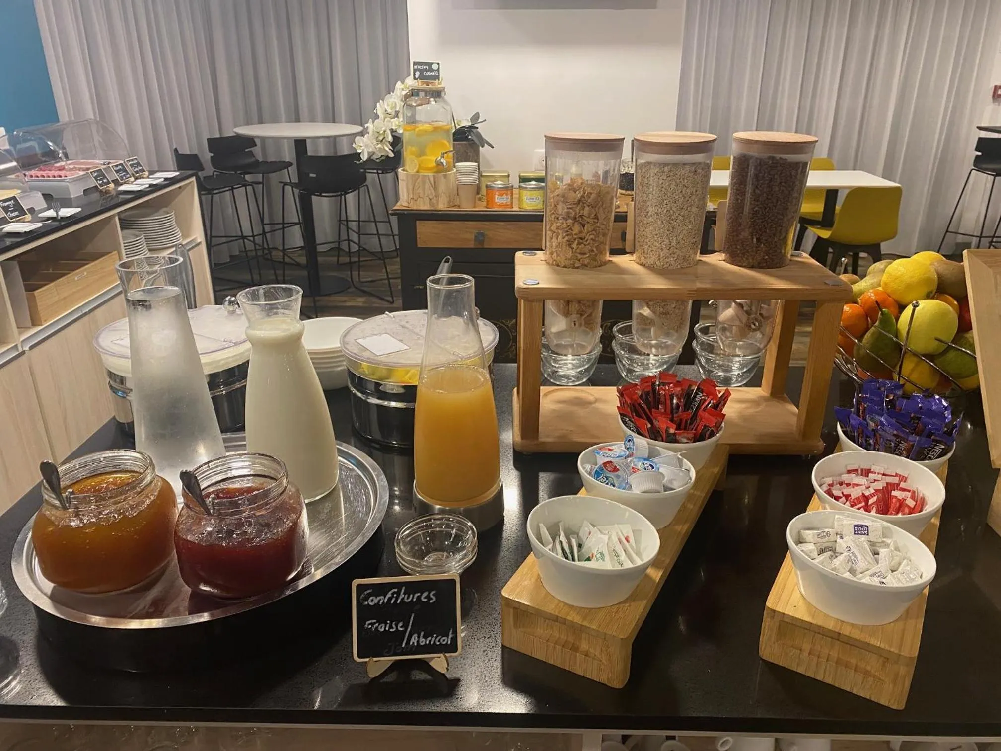 Food and drinks in Sure Hotel by Best Western Les Portes de Montauban