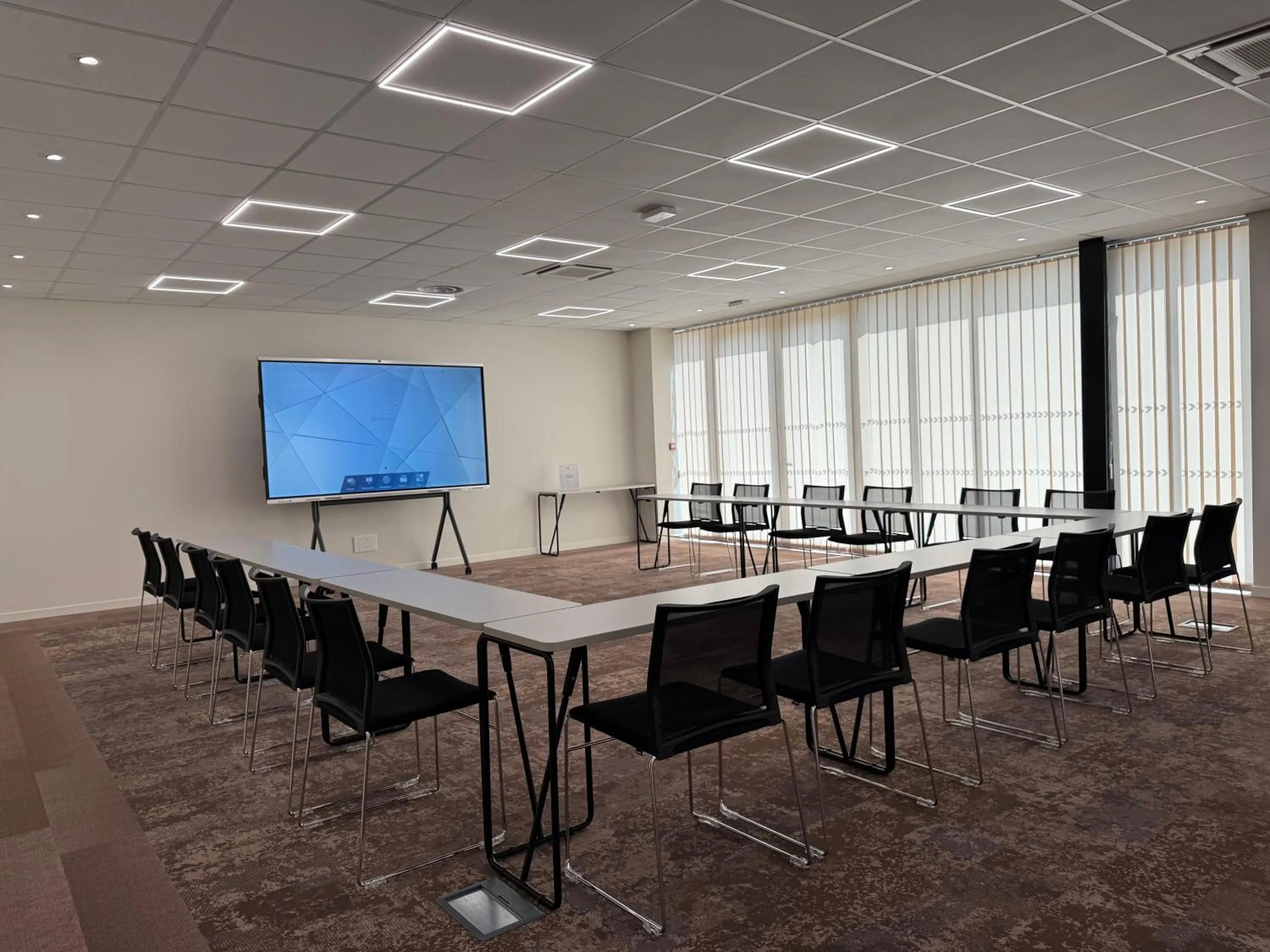 Communal lounge/ TV room in Sure Hotel by Best Western Les Portes de Montauban