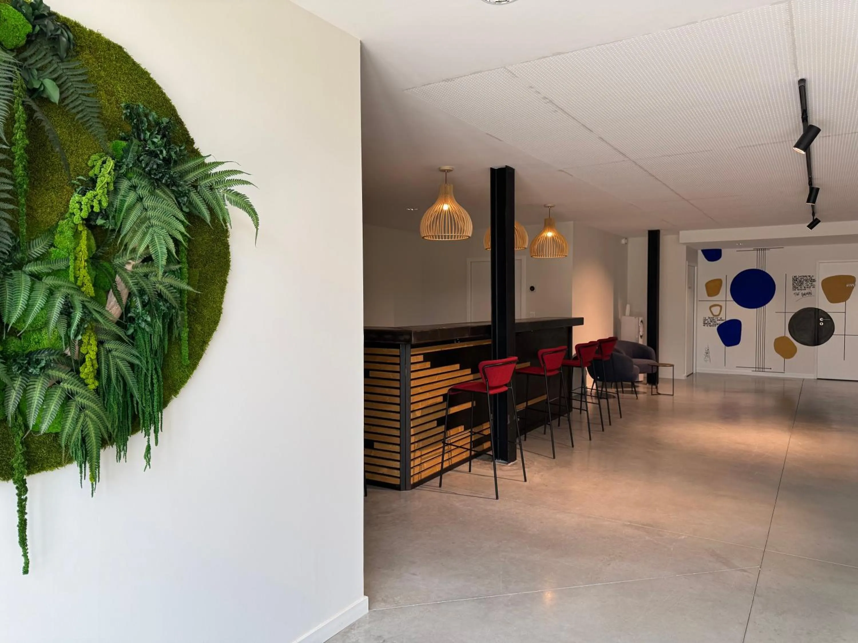 Communal lounge/ TV room in Sure Hotel by Best Western Les Portes de Montauban