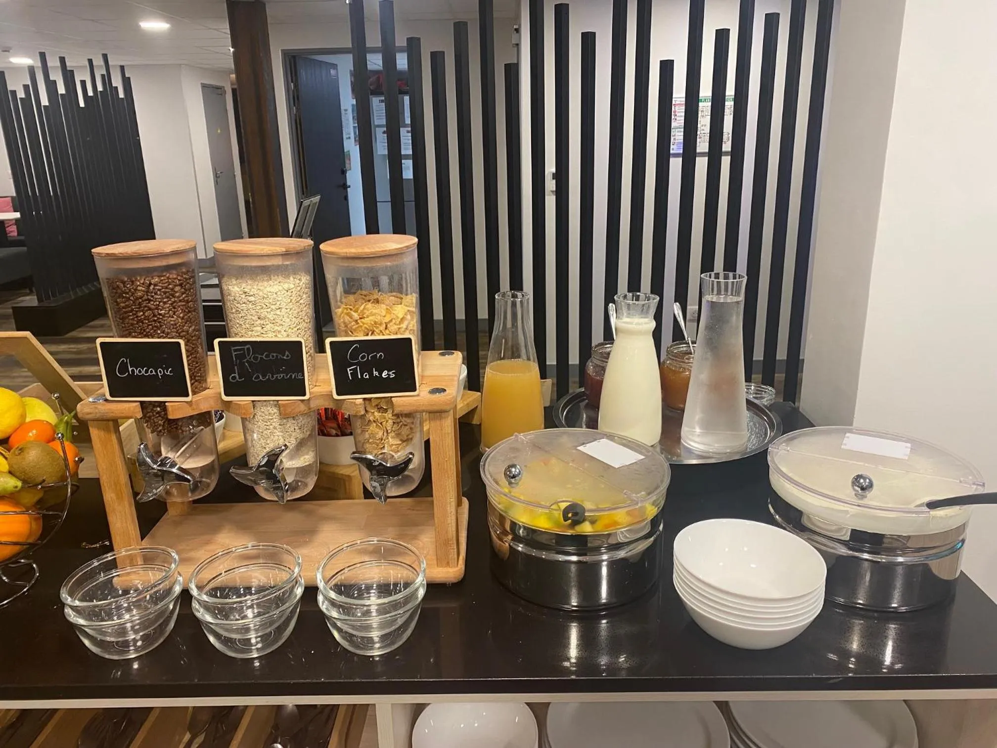 Food and drinks in Sure Hotel by Best Western Les Portes de Montauban