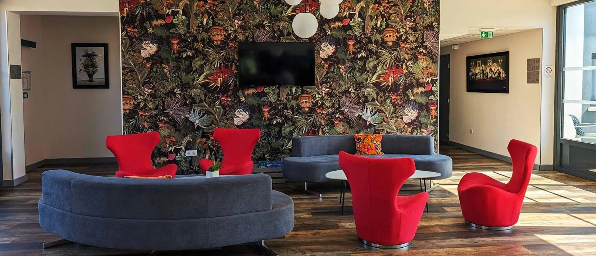 TV and multimedia in Sure Hotel by Best Western Les Portes de Montauban