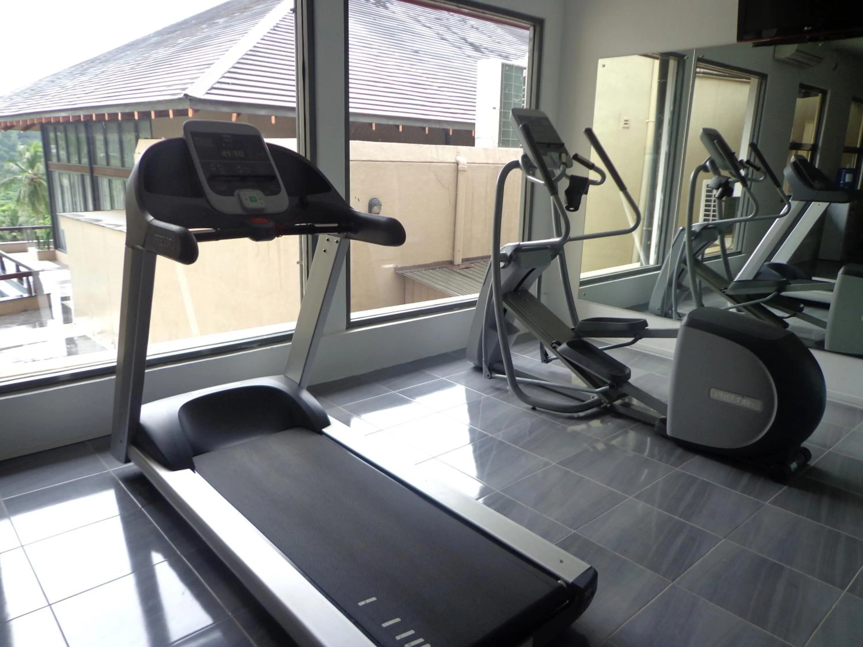 Fitness centre/facilities in Earl's Regent Hotel