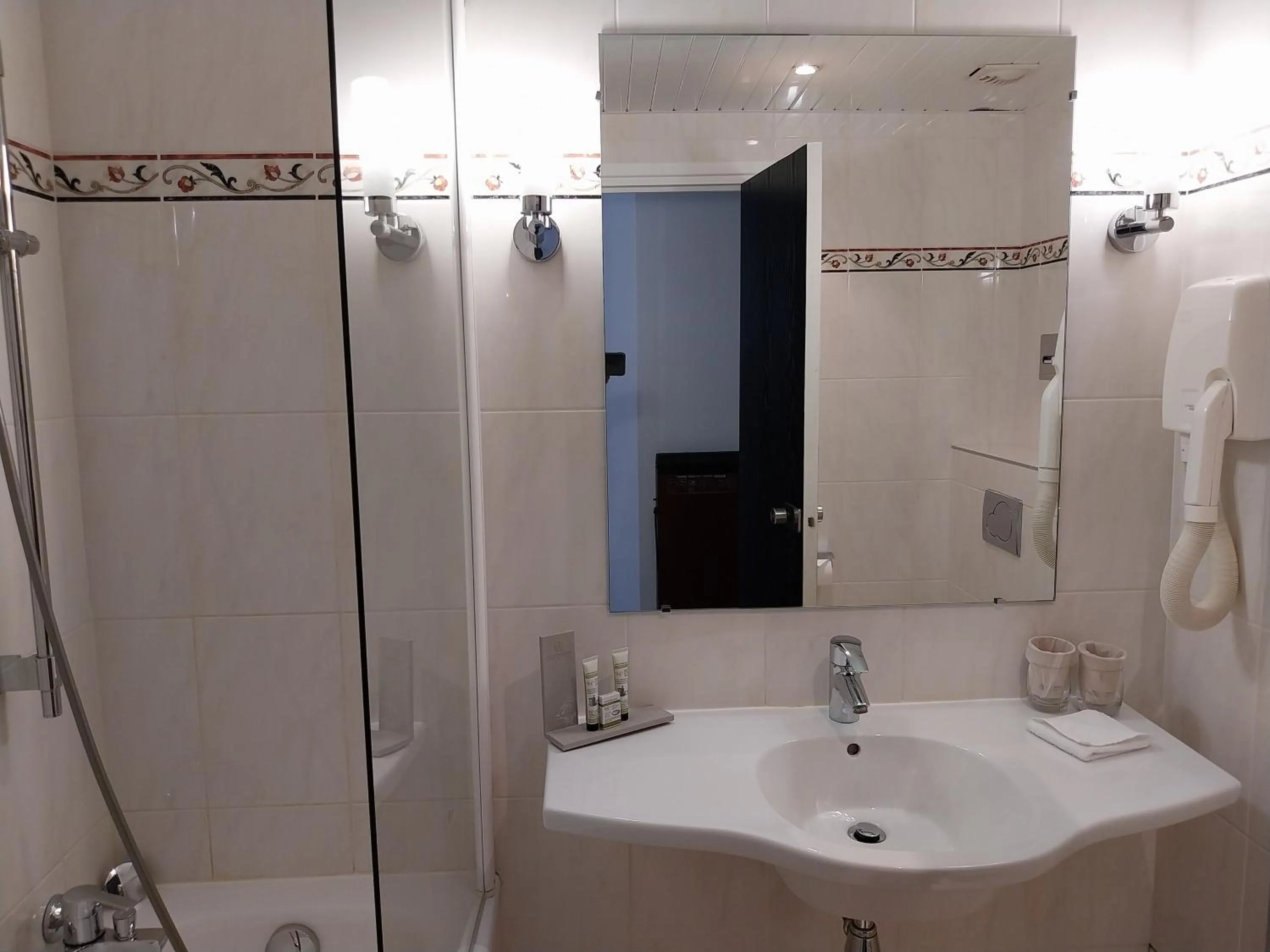 Bathroom in HOTEL ALISON