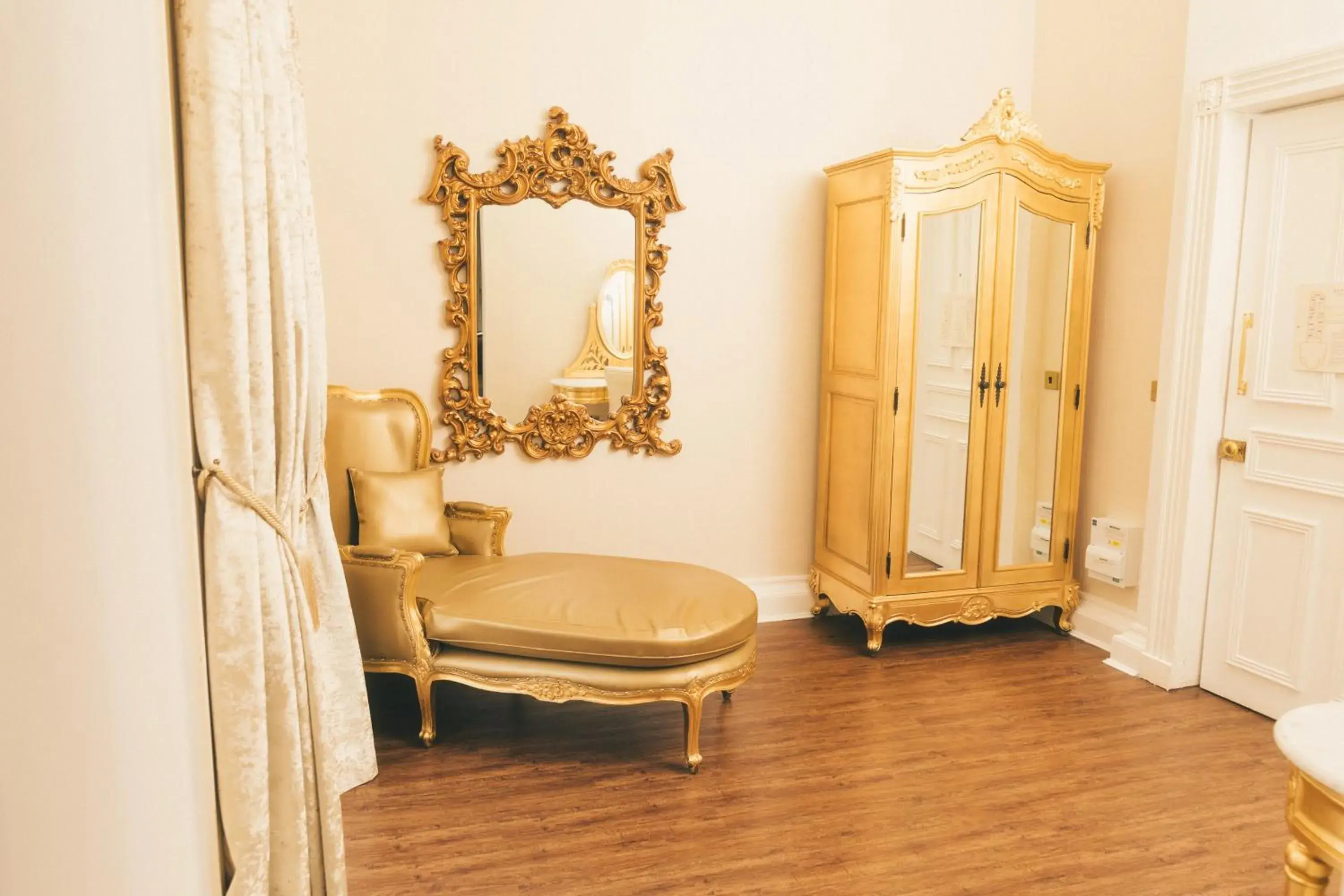 Presidential Suite in RainHill Hall Hotel Presidential Suite in RainHill Hall Hotel