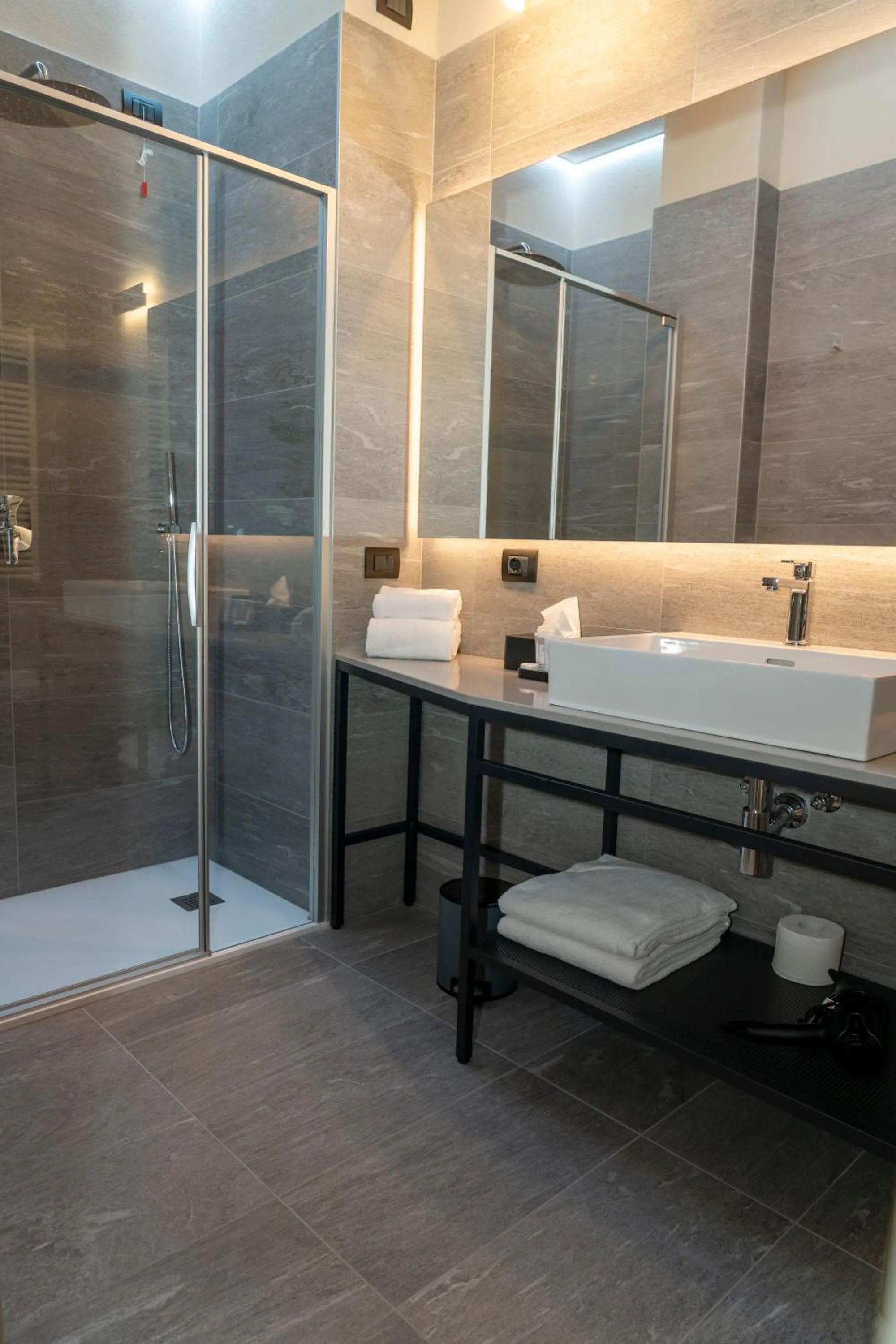 Shower in Nira Mountain Resort Futura