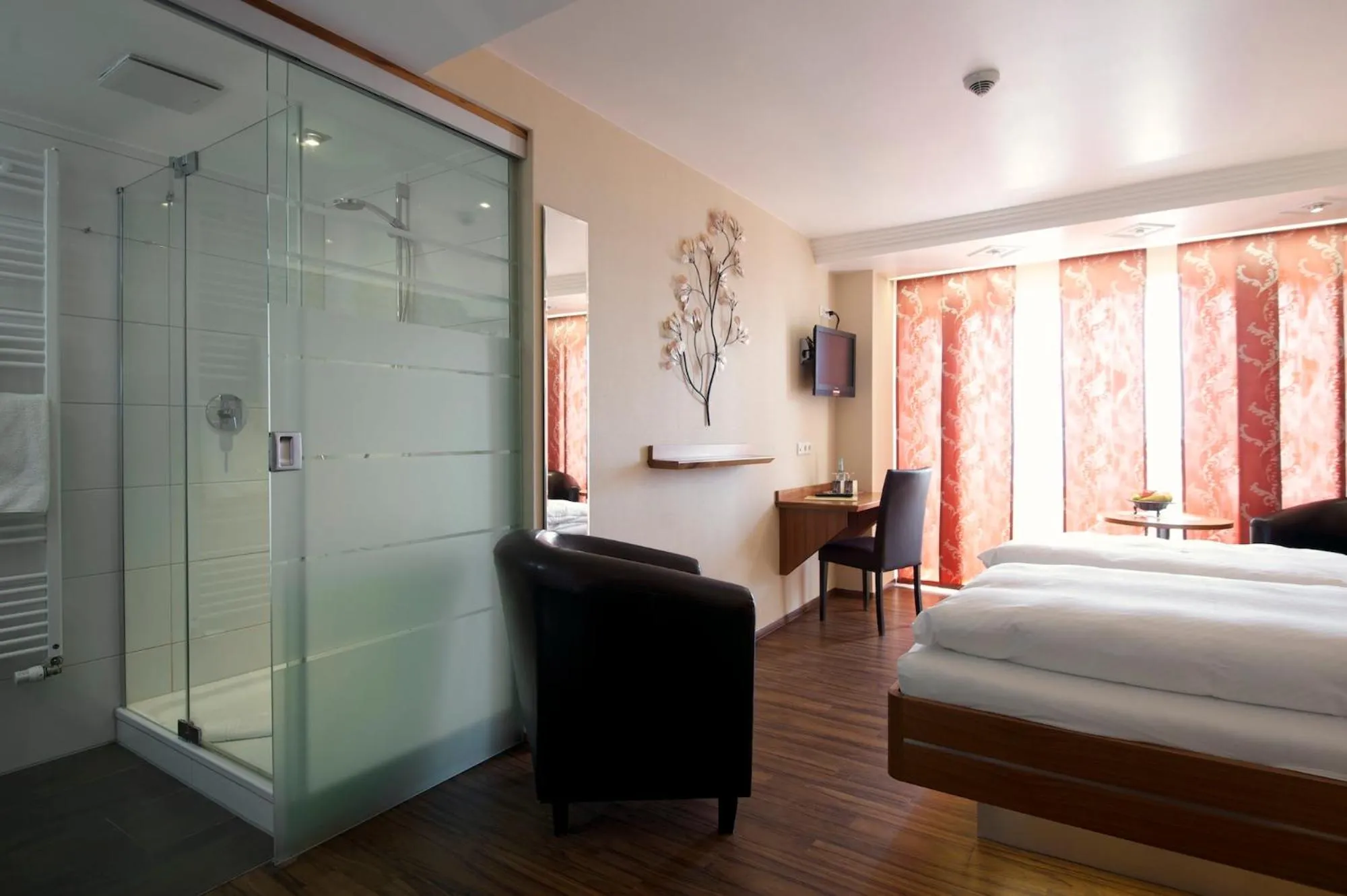 Bathroom, Bed in Hotel Engel