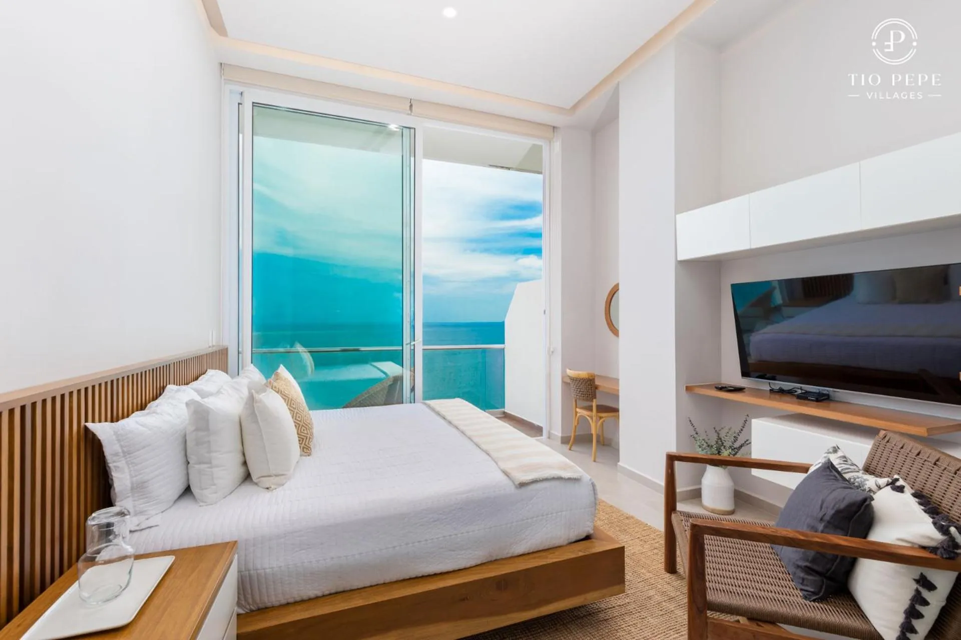 Photo of the whole room, Bed in Harbor Puerto Vallarta 14003