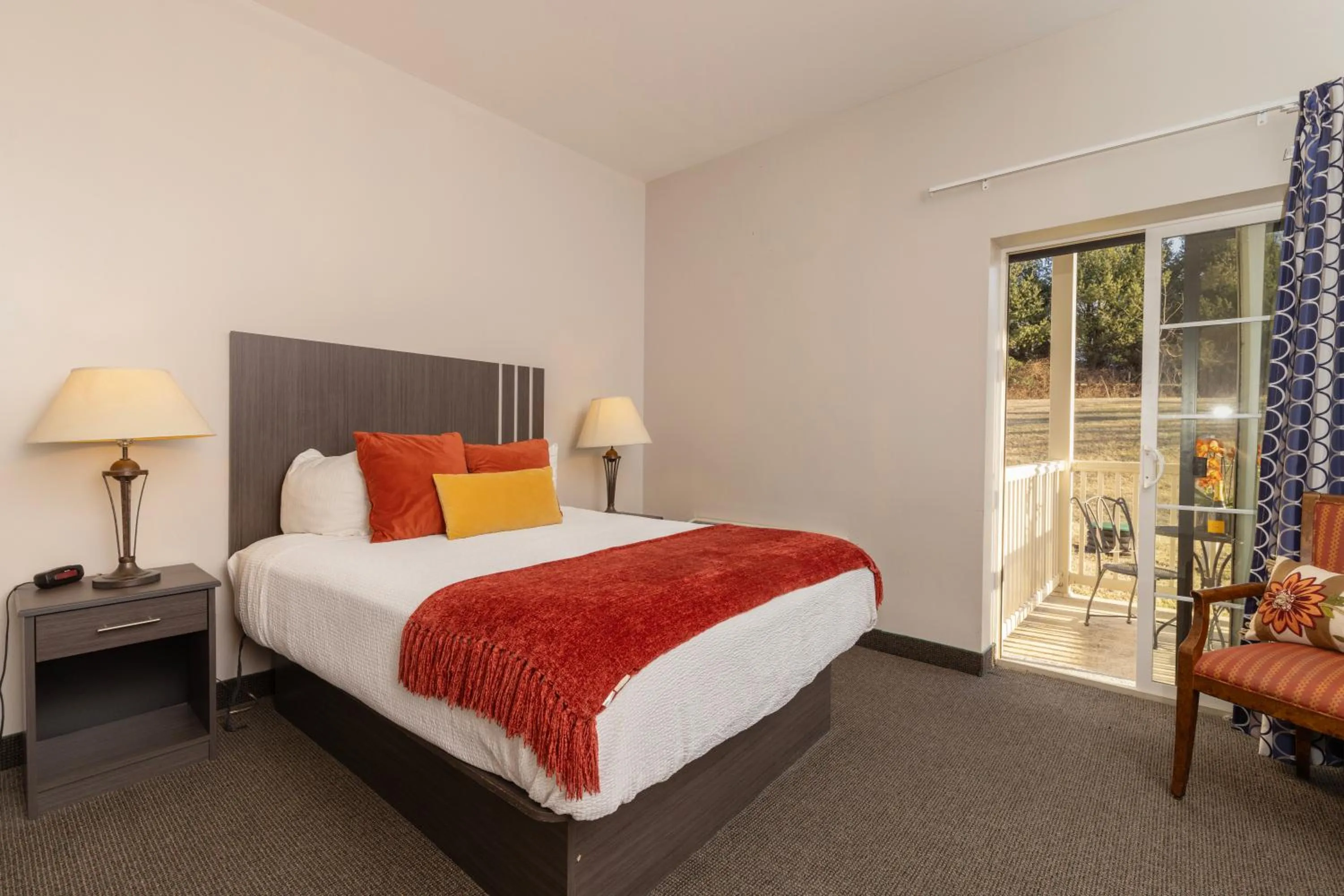 Photo of the whole room, Bed in Brinton Suites