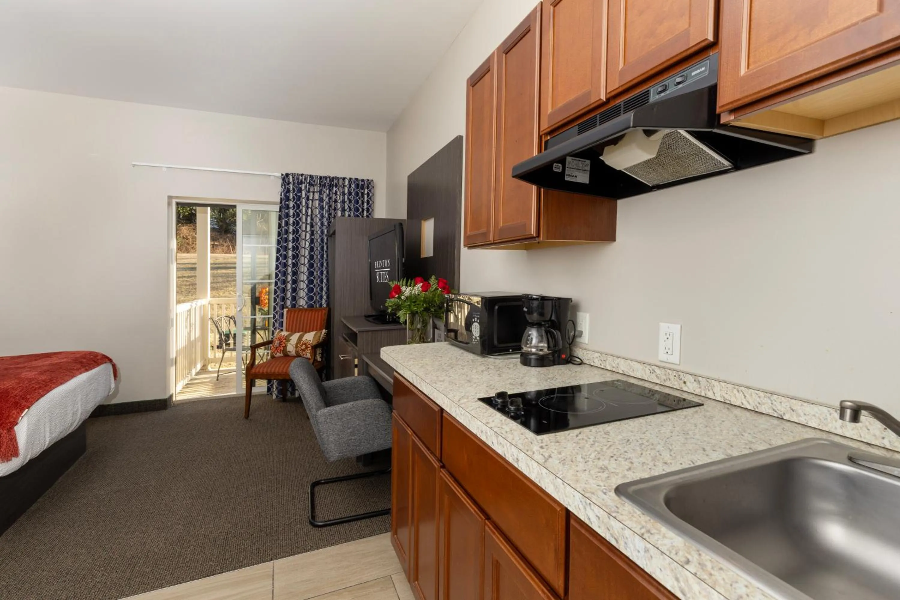 Kitchen or kitchenette, Bed in Brinton Suites