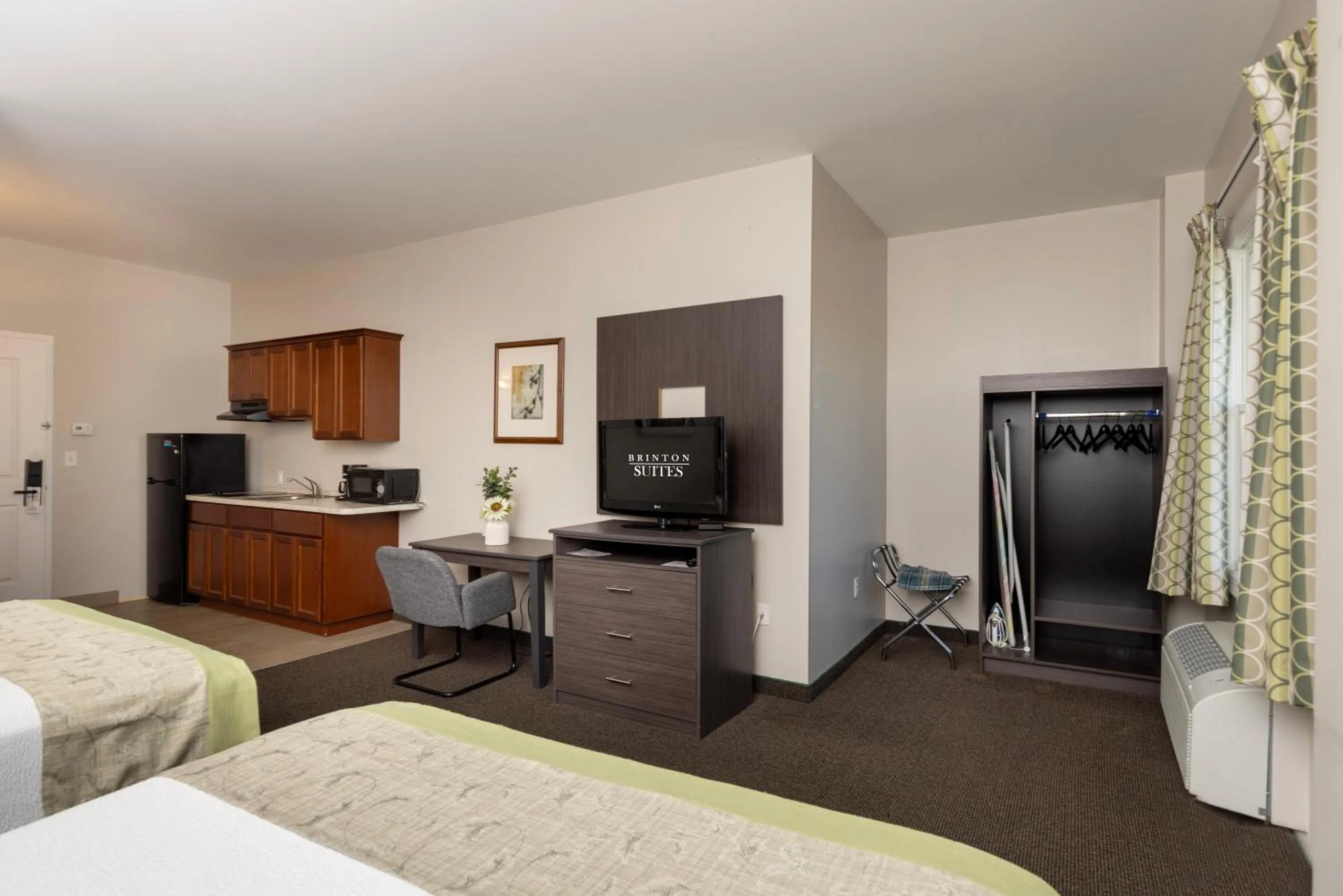 Photo of the whole room, Bed in Brinton Suites