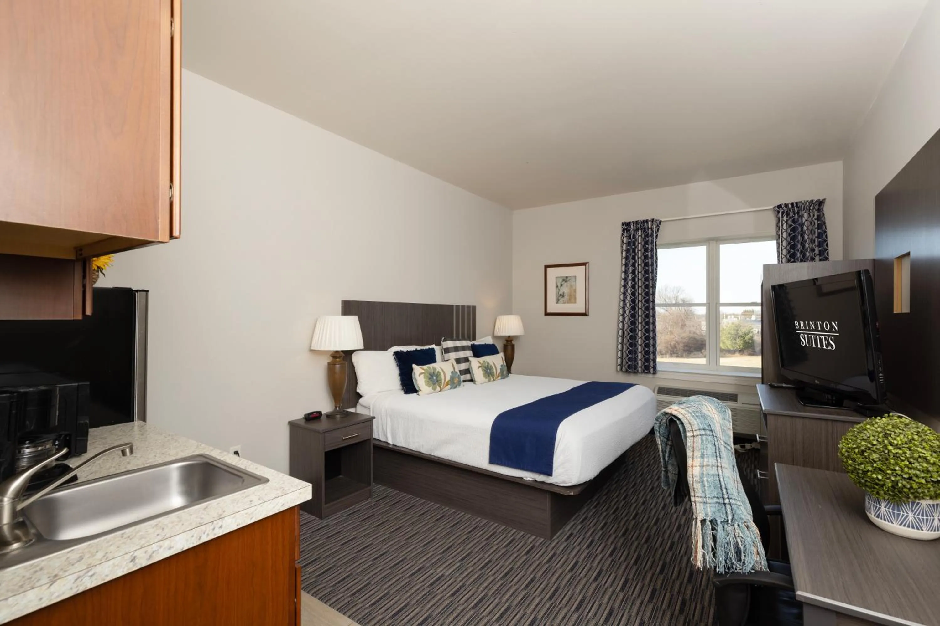 Photo of the whole room, Bed in Brinton Suites