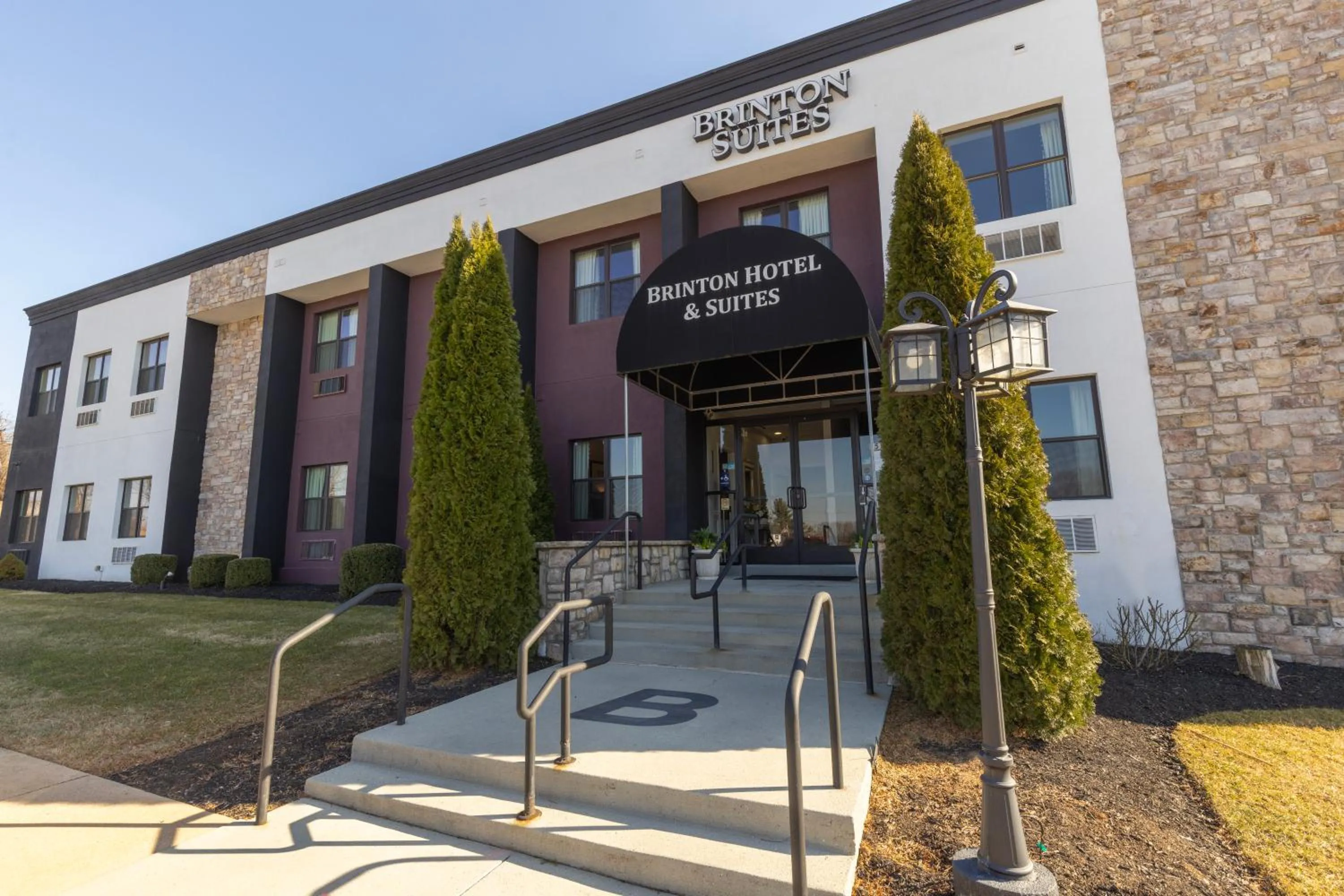 Facade/entrance in Brinton Suites