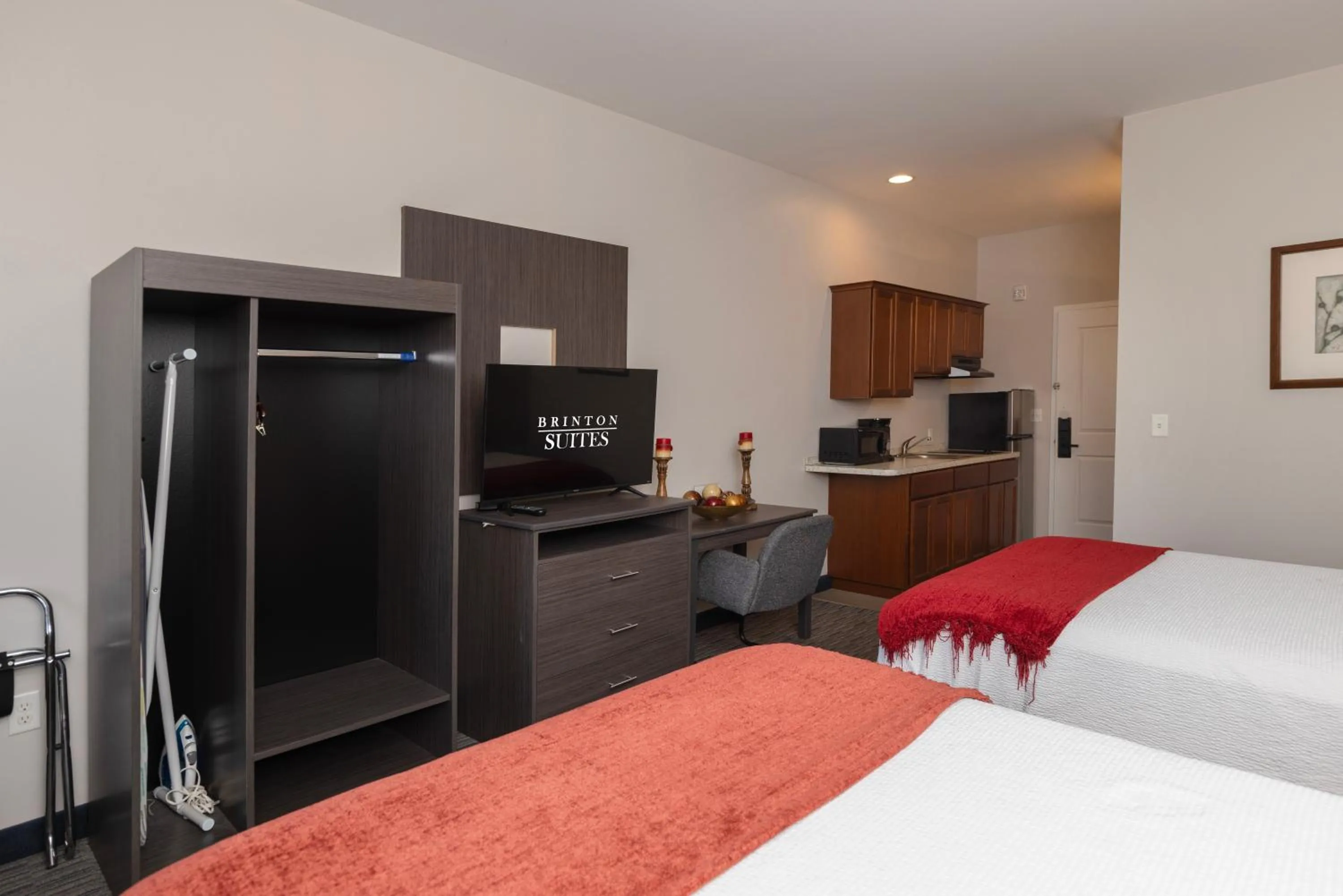 Photo of the whole room, Bed in Brinton Suites