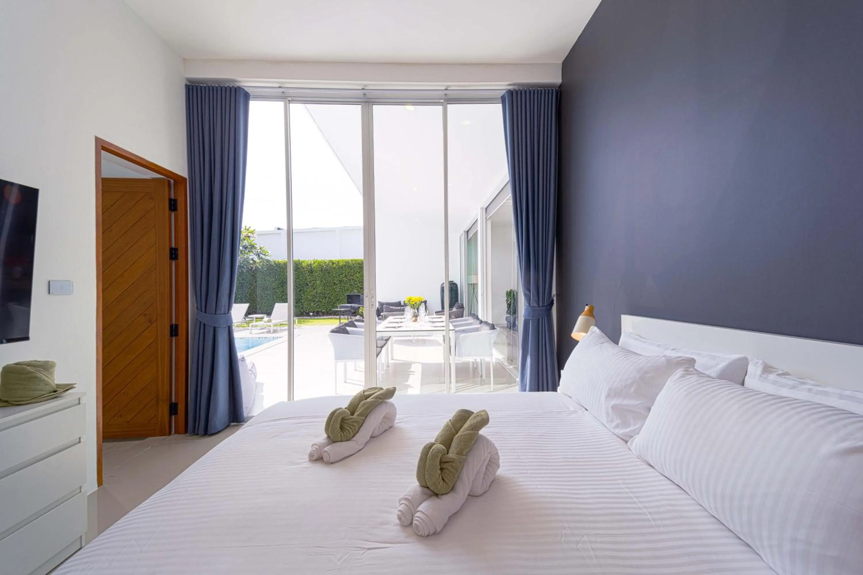 Bedroom, Bed in Harmony Villa 5 Bedroom Modern Pool Villa - KH-A7