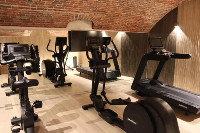 Fitness centre/facilities in Hôtel Amoi Paris