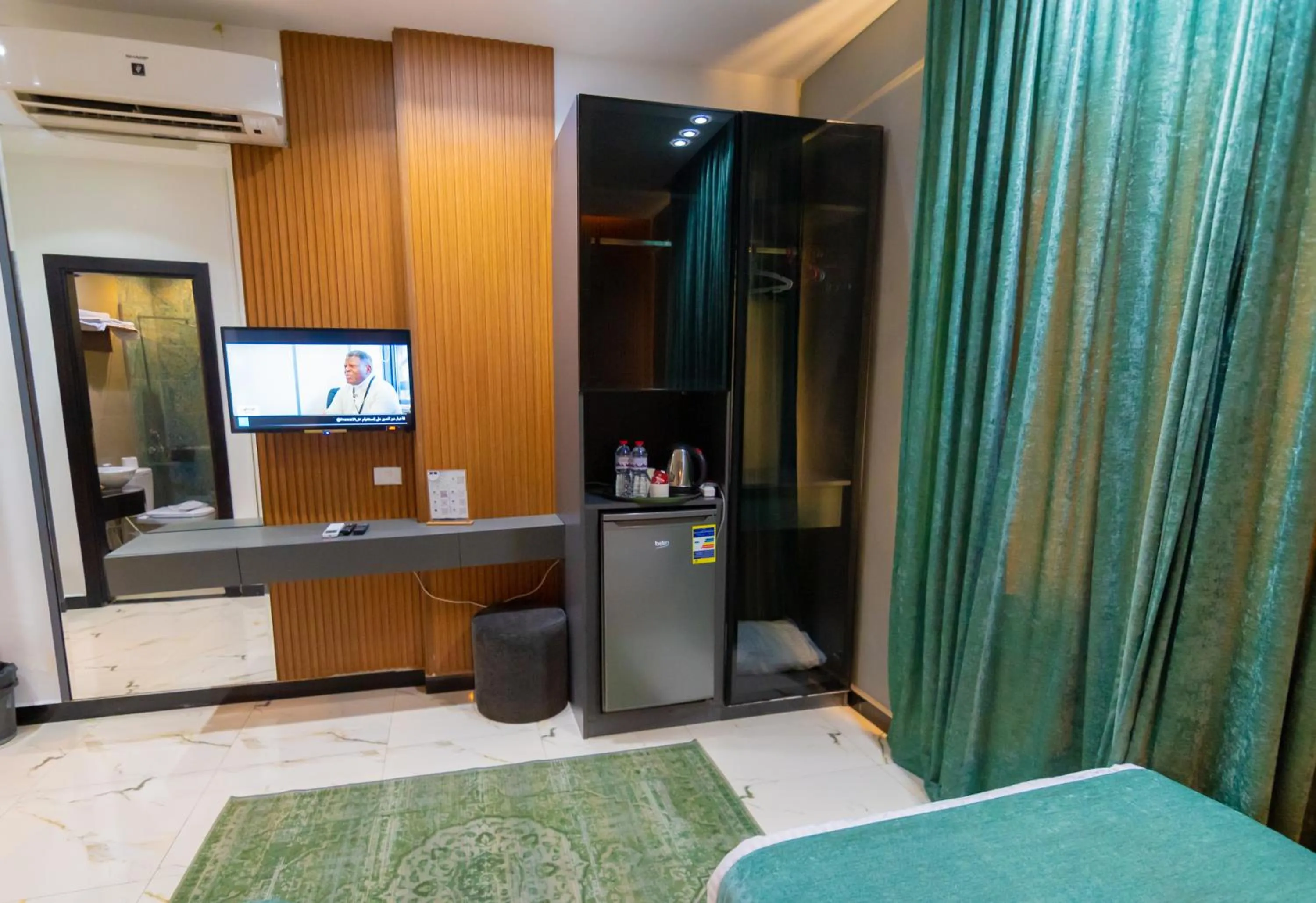 Bedroom, Bed in Museum Plaza