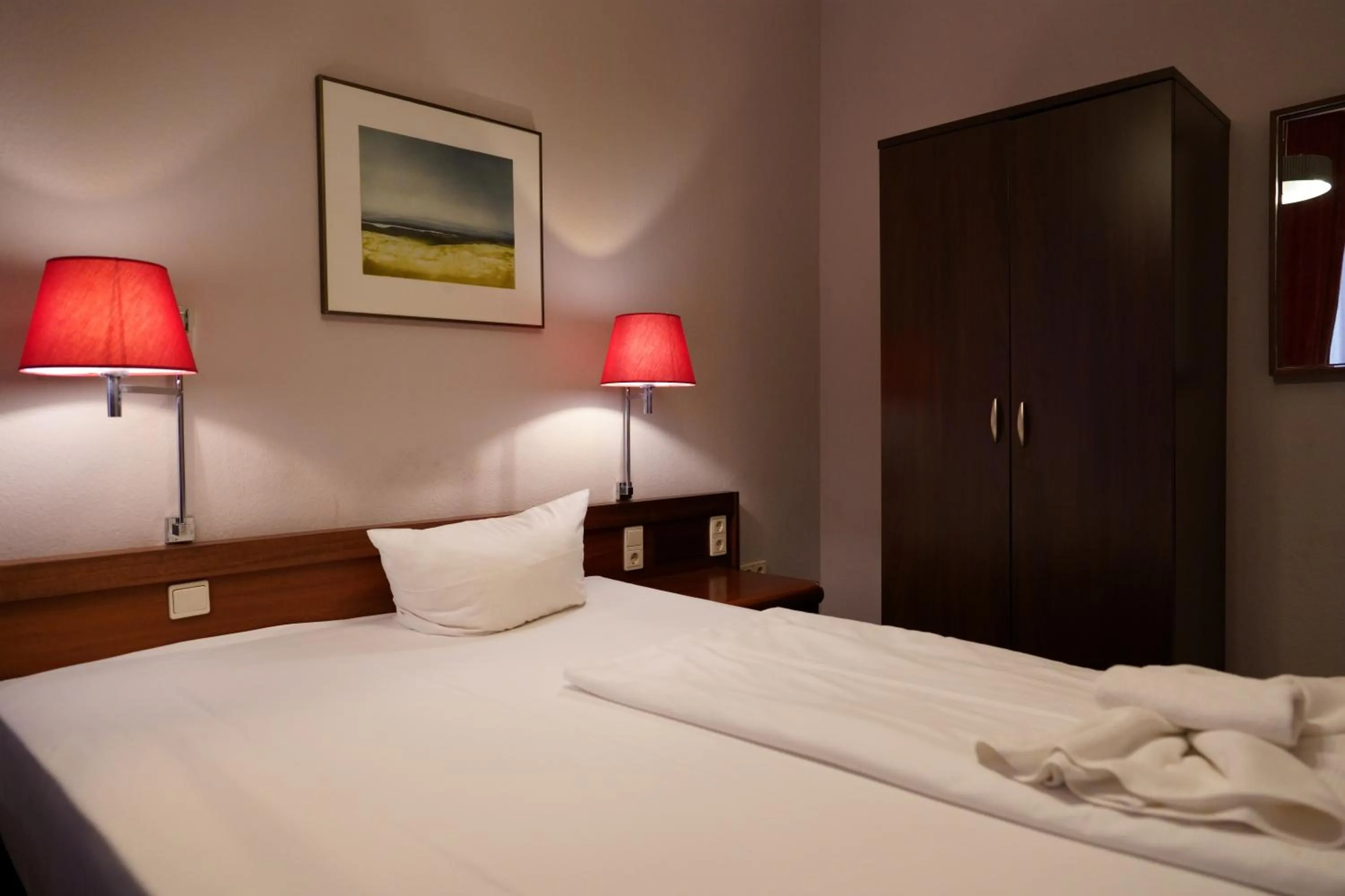 Photo of the whole room, Bed in Hotel Xantener Eck