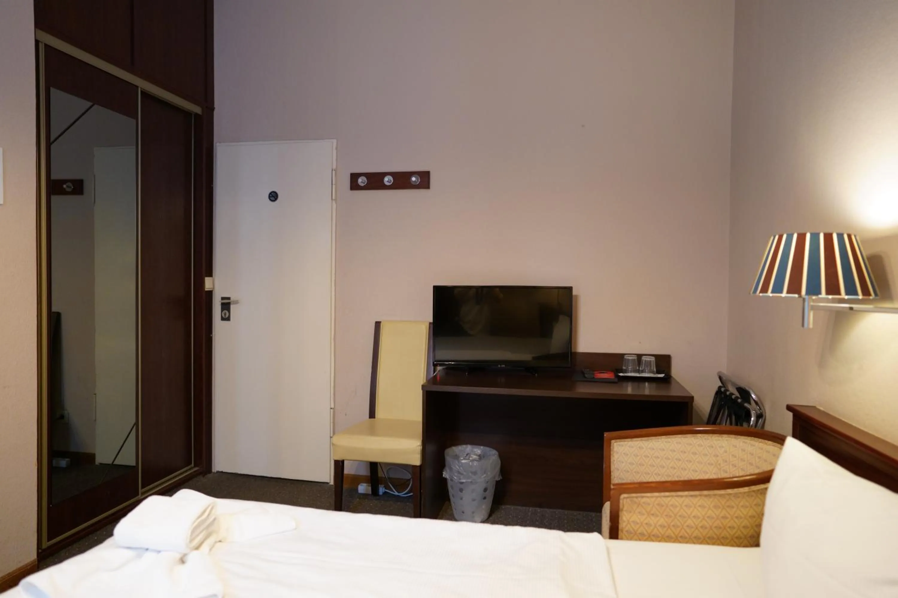 Photo of the whole room, Bed in Hotel Xantener Eck