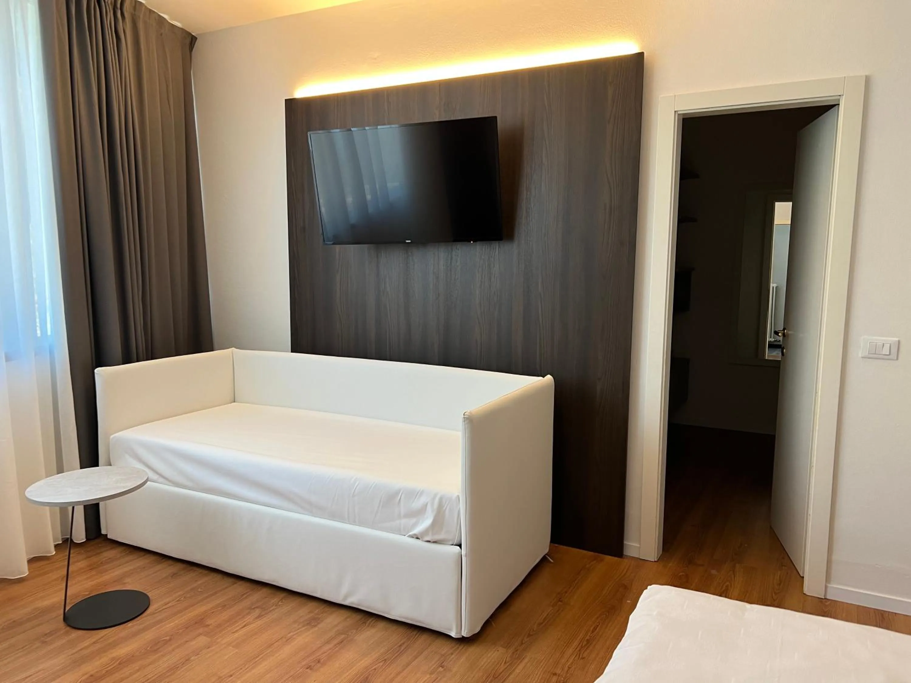 TV and multimedia, Bed in Wind Hotel