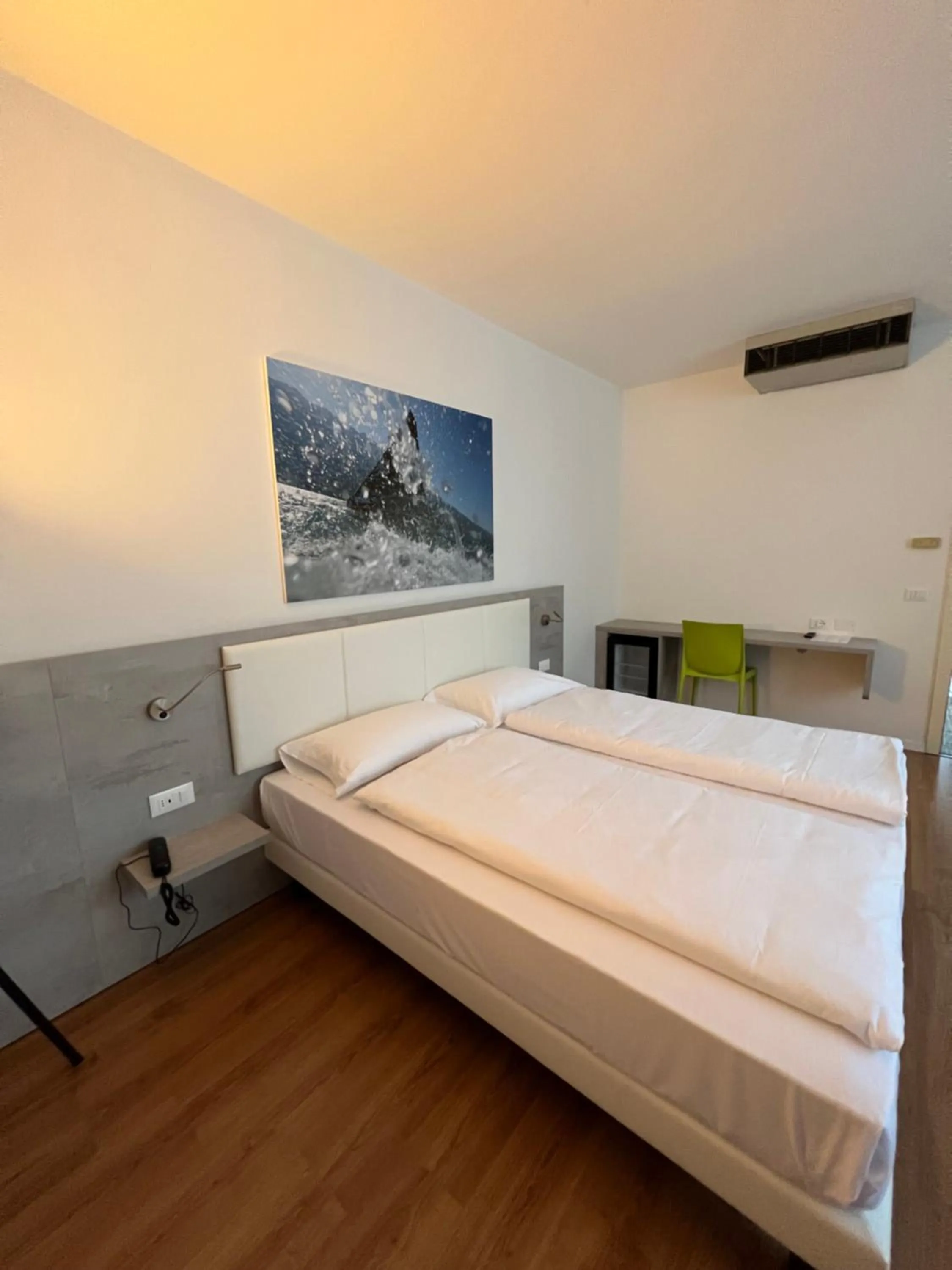 Bedroom, Bed in Wind Hotel