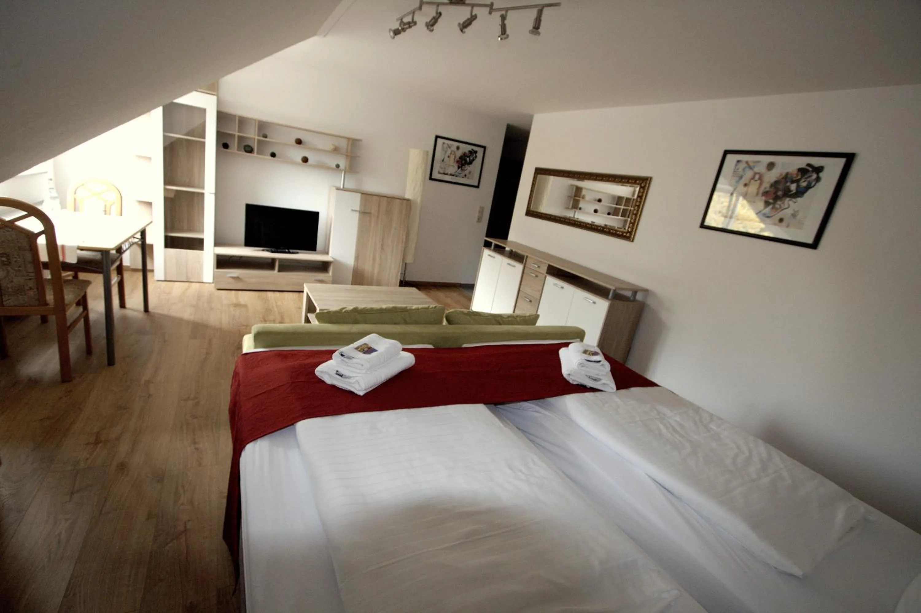 Photo of the whole room, Bed in Hotel Leo Mühlhausen