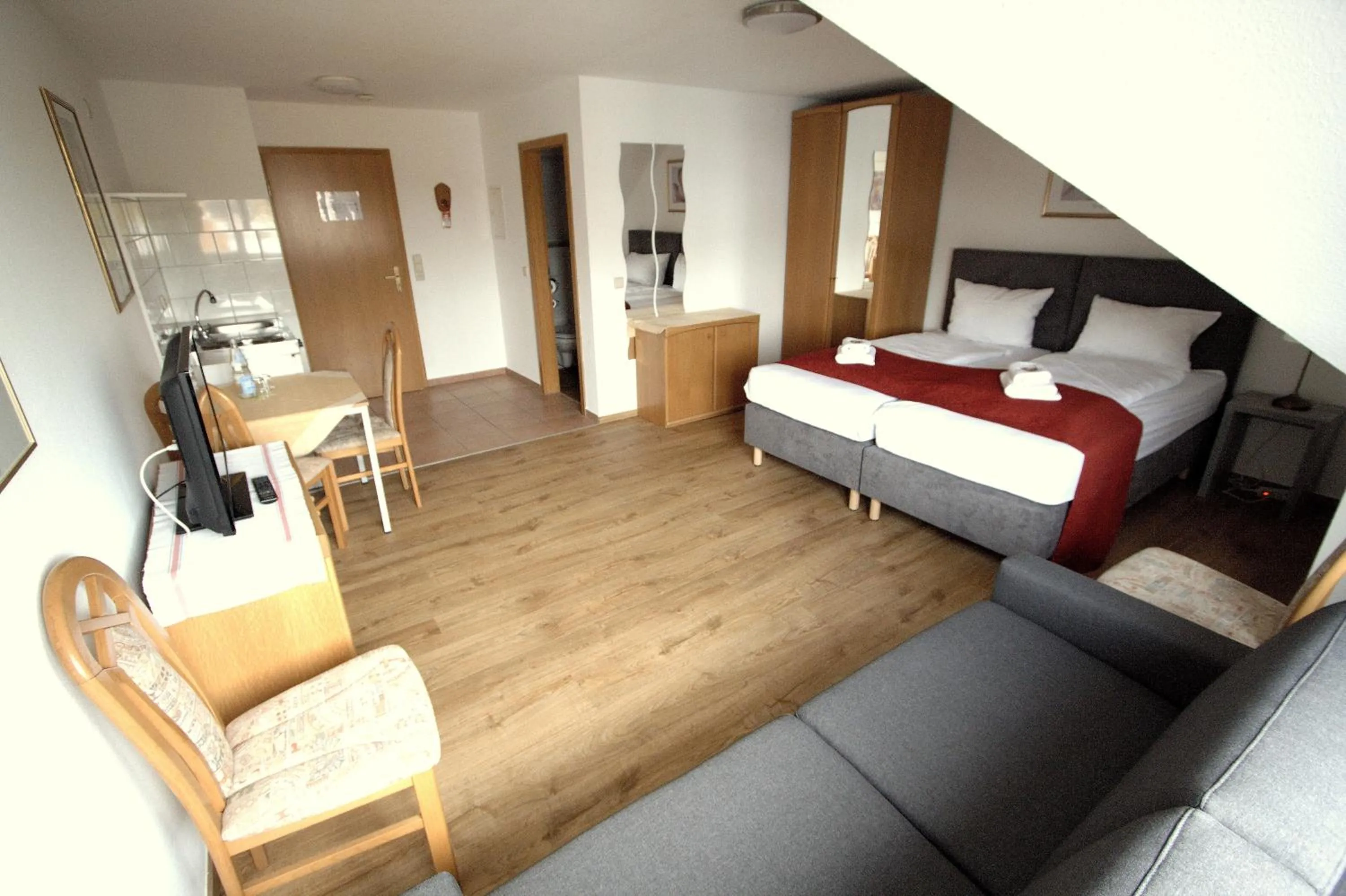 Photo of the whole room, Bed in Hotel Leo Mühlhausen