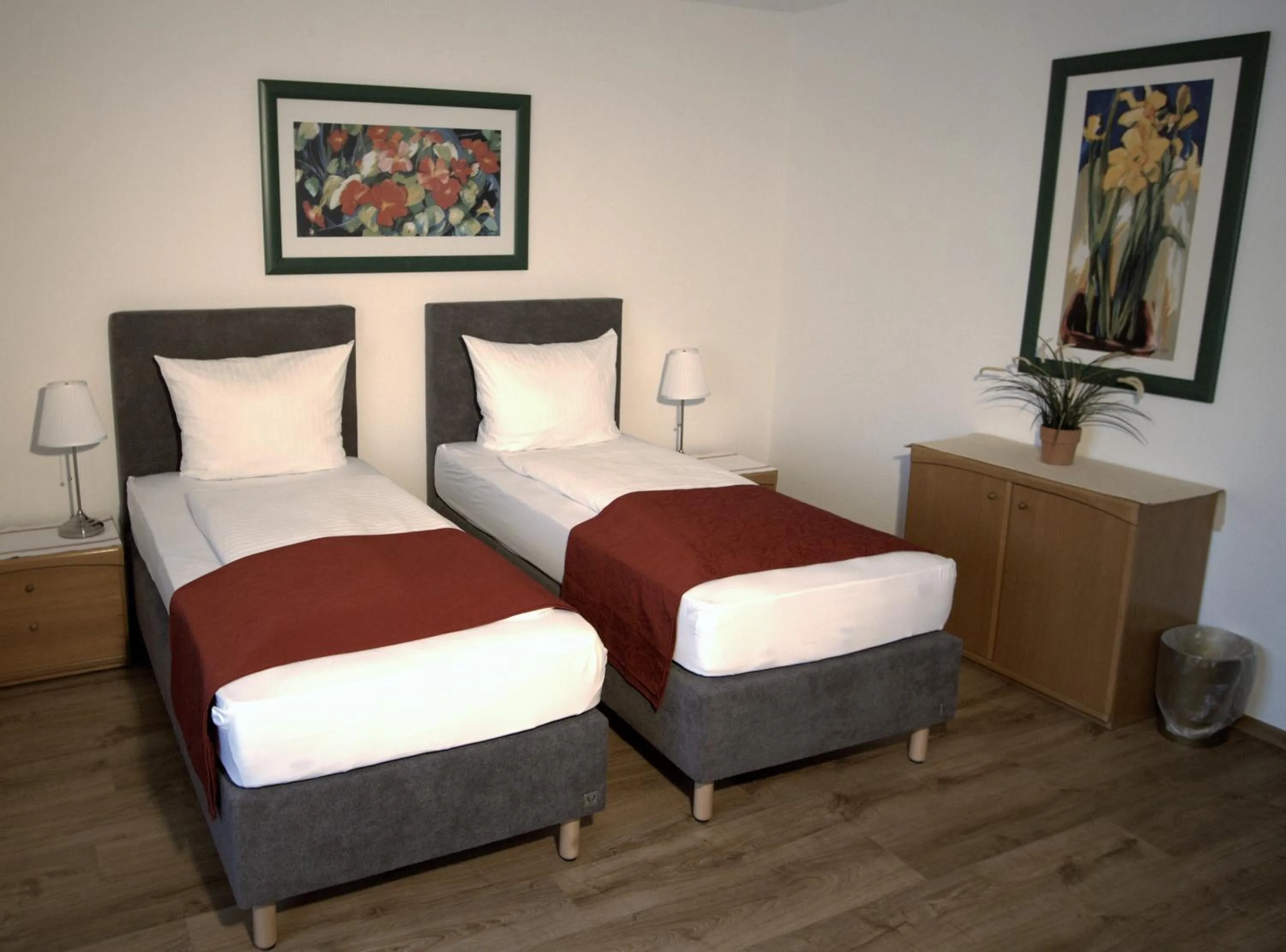 Photo of the whole room, Bed in Hotel Leo Mühlhausen