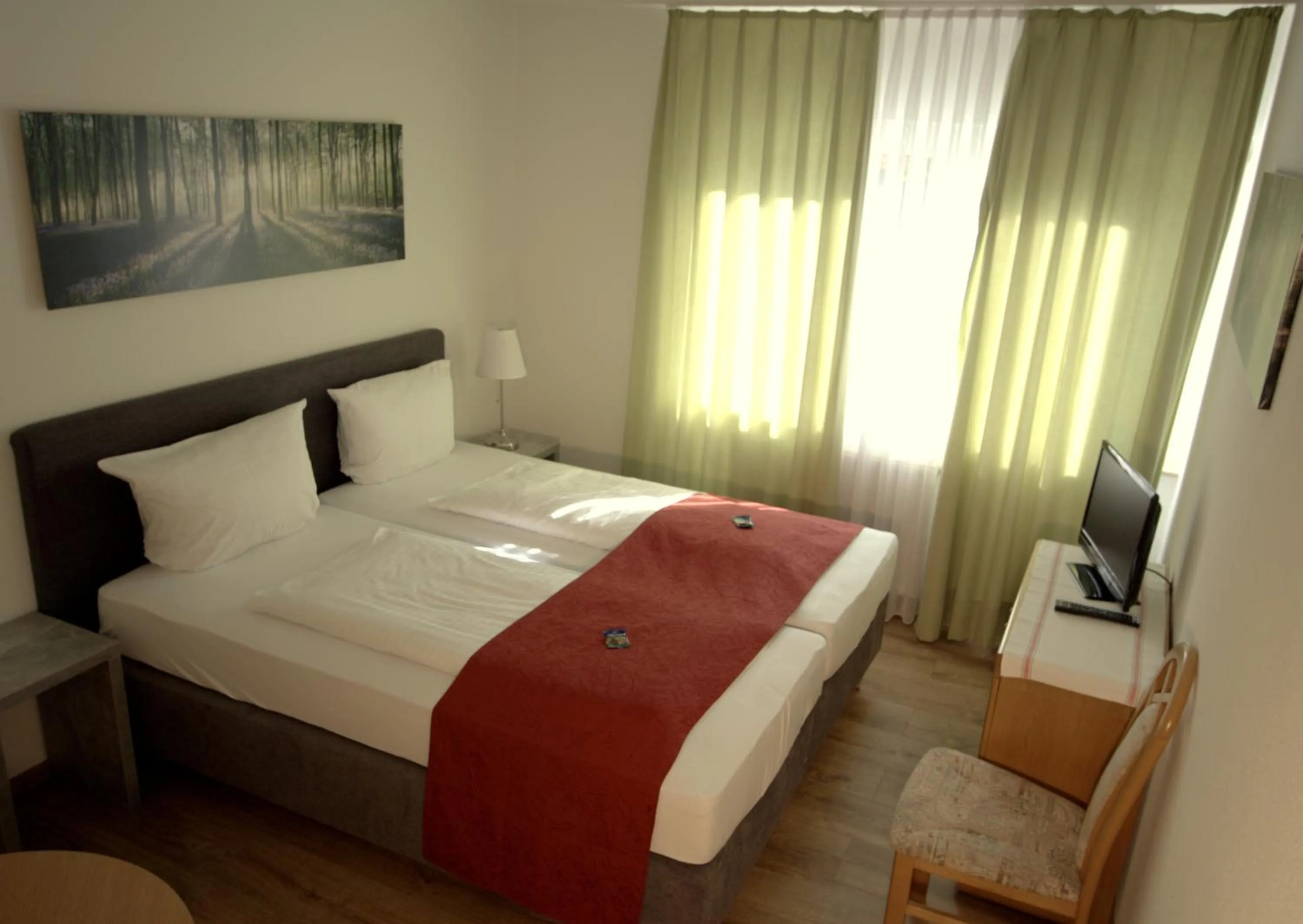 Photo of the whole room, Bed in Hotel Leo Mühlhausen