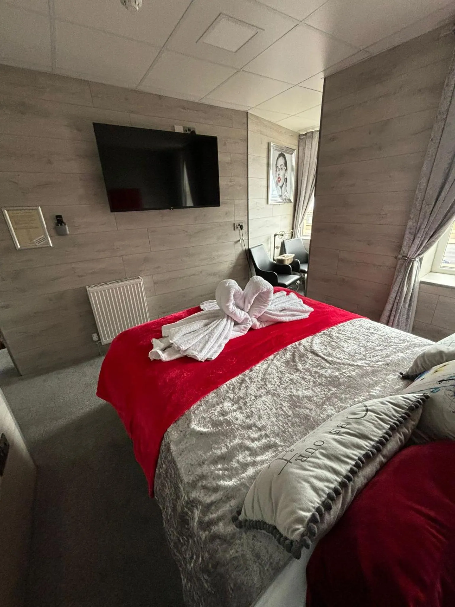 Bedroom, Bed in Kings Boutique Hotel