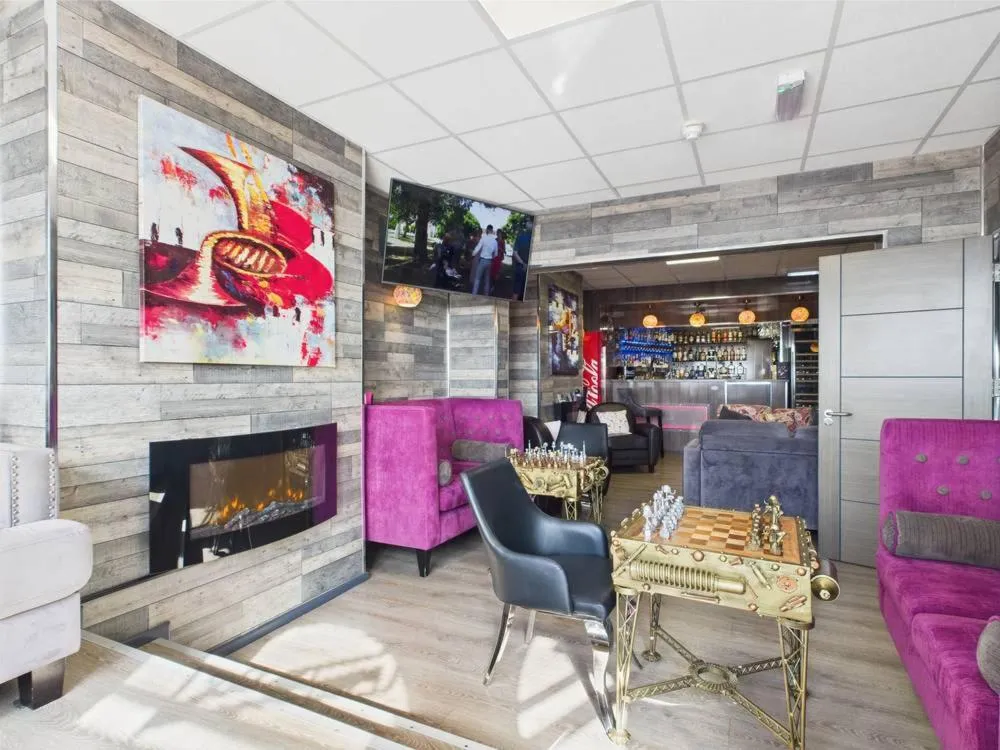 Communal lounge/ TV room in Kings Boutique Hotel