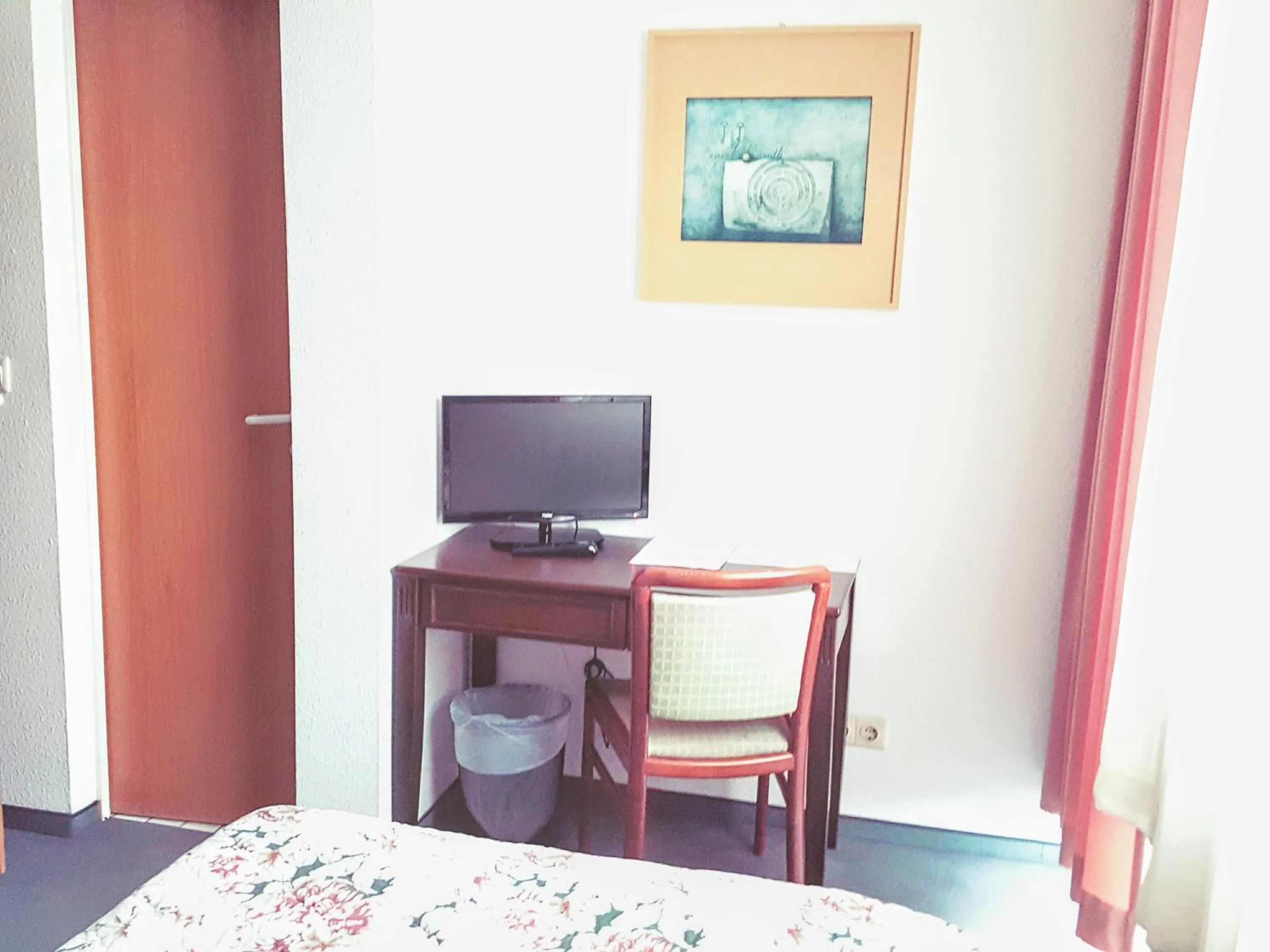 Photo of the whole room in Hotel Kölner Hof