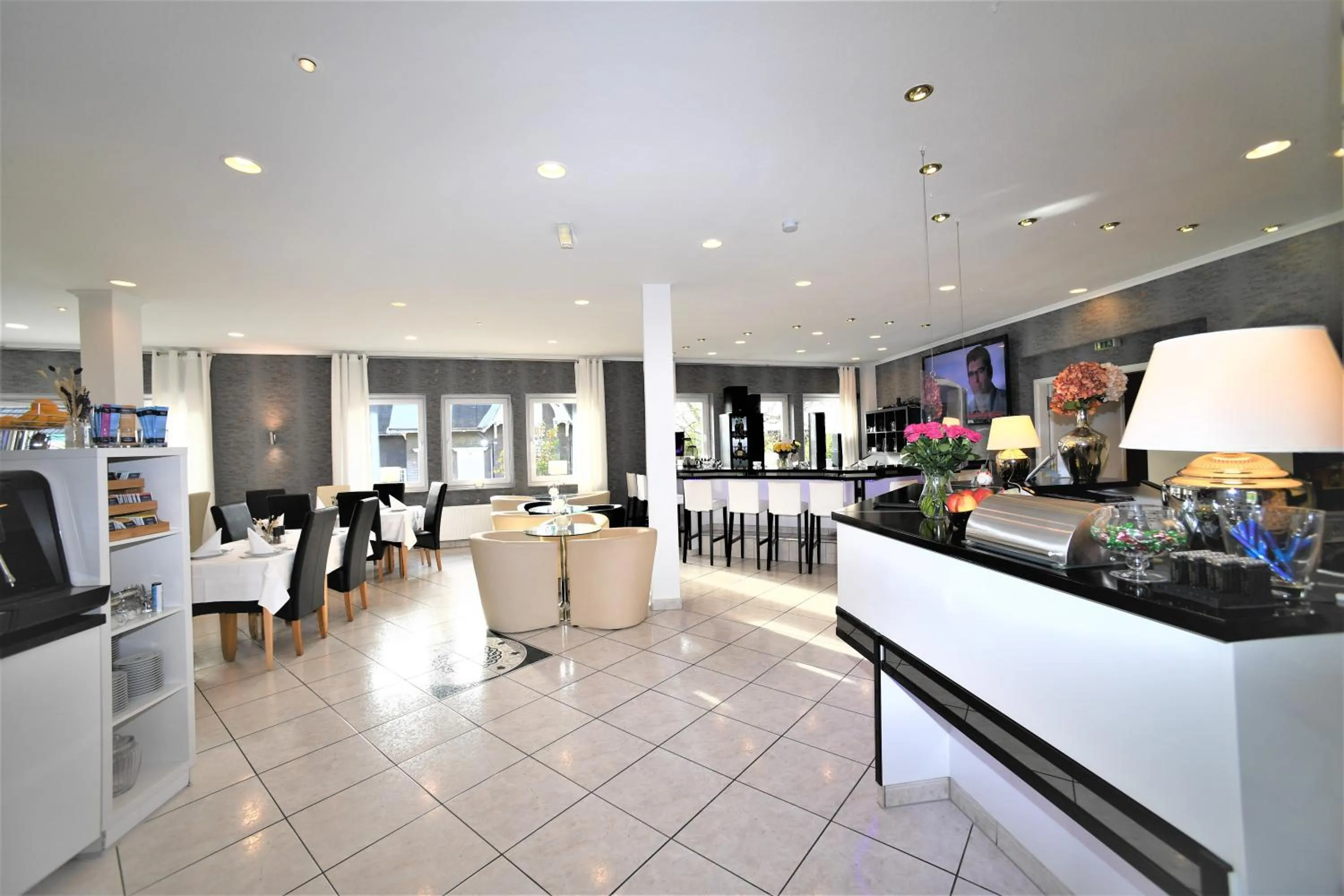 Lobby or reception in Ascot Hotel