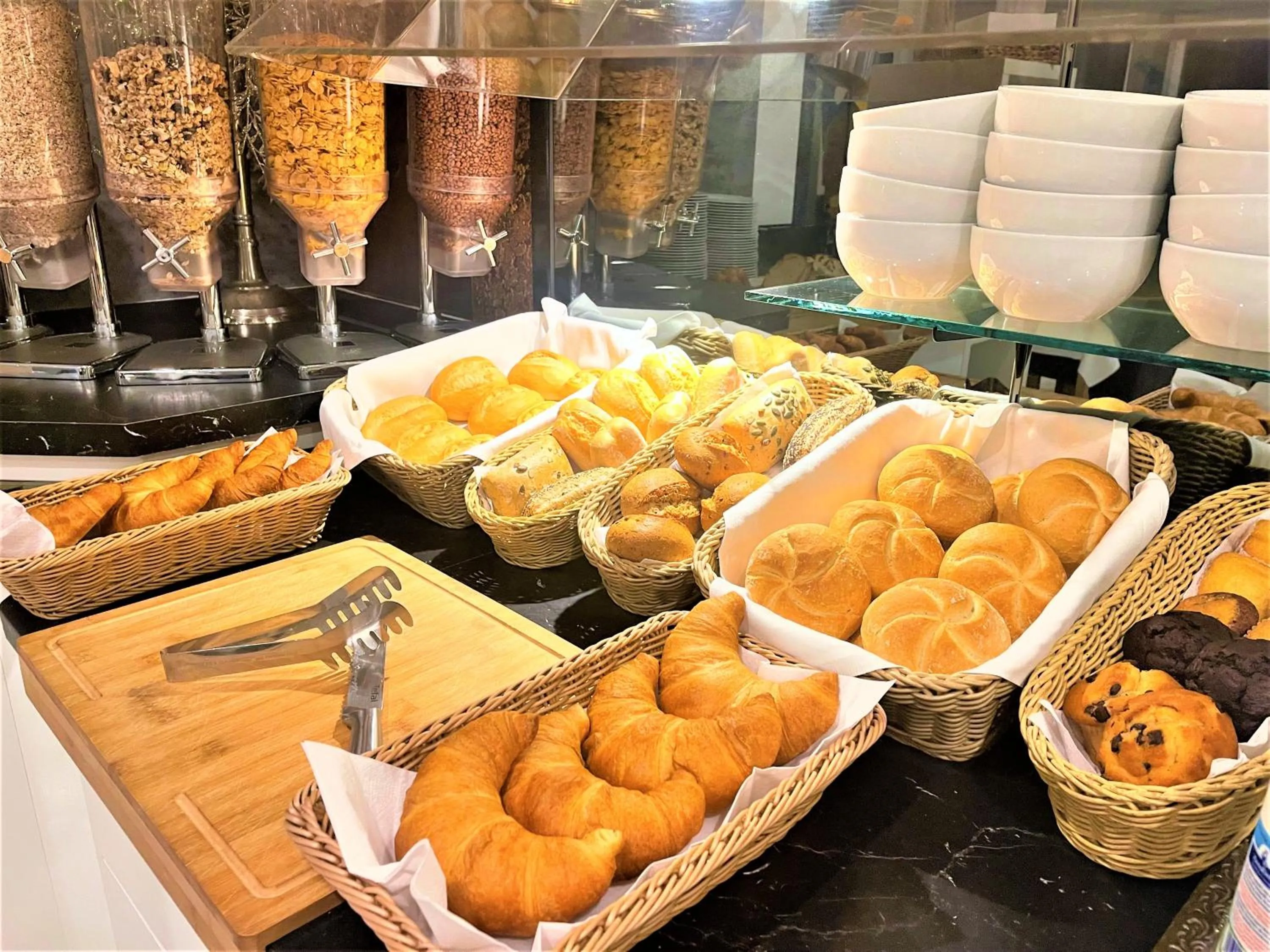 Buffet breakfast in Ascot Hotel