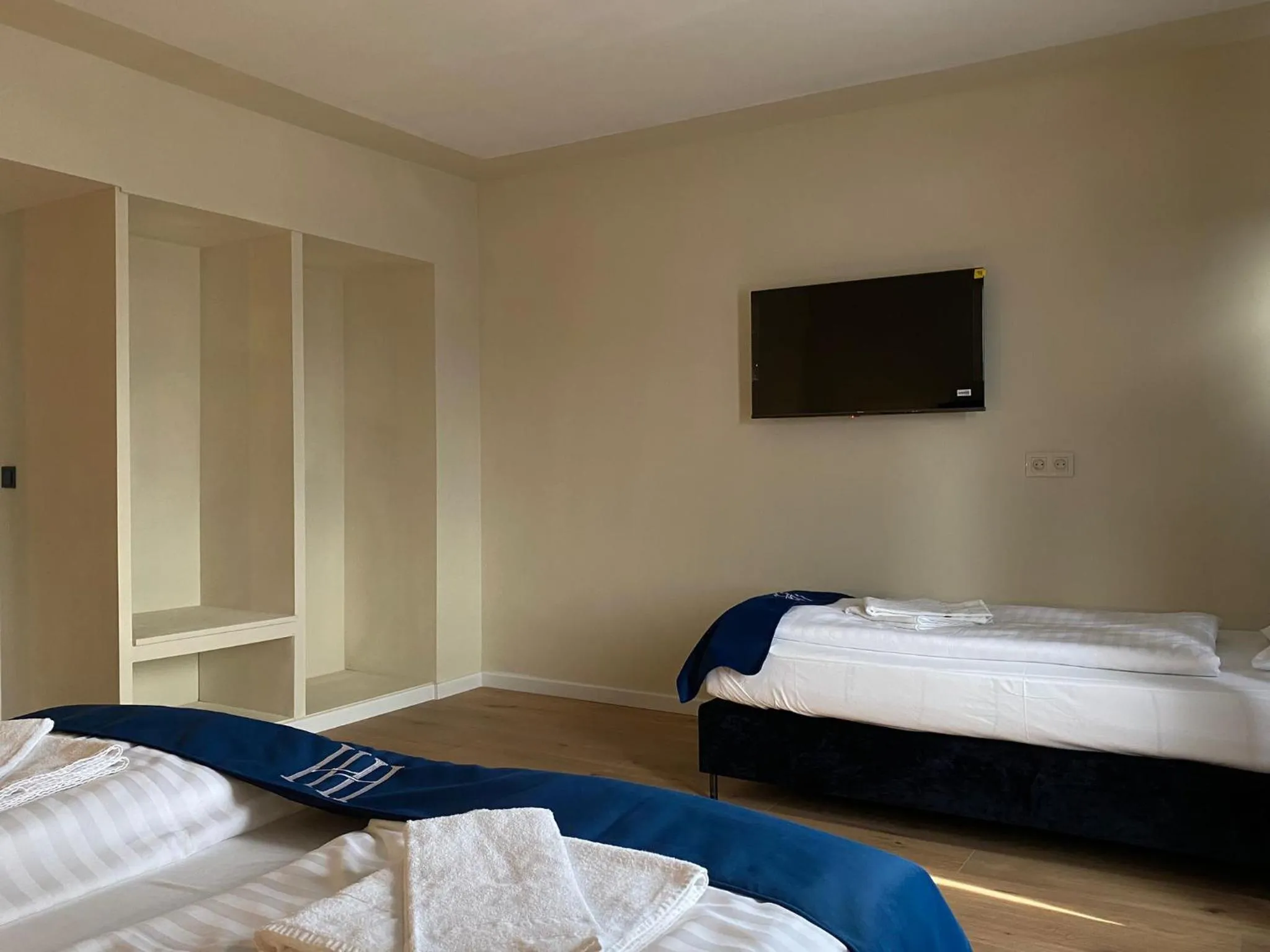 Photo of the whole room, Bed in Haven Hotel - Wuppertal