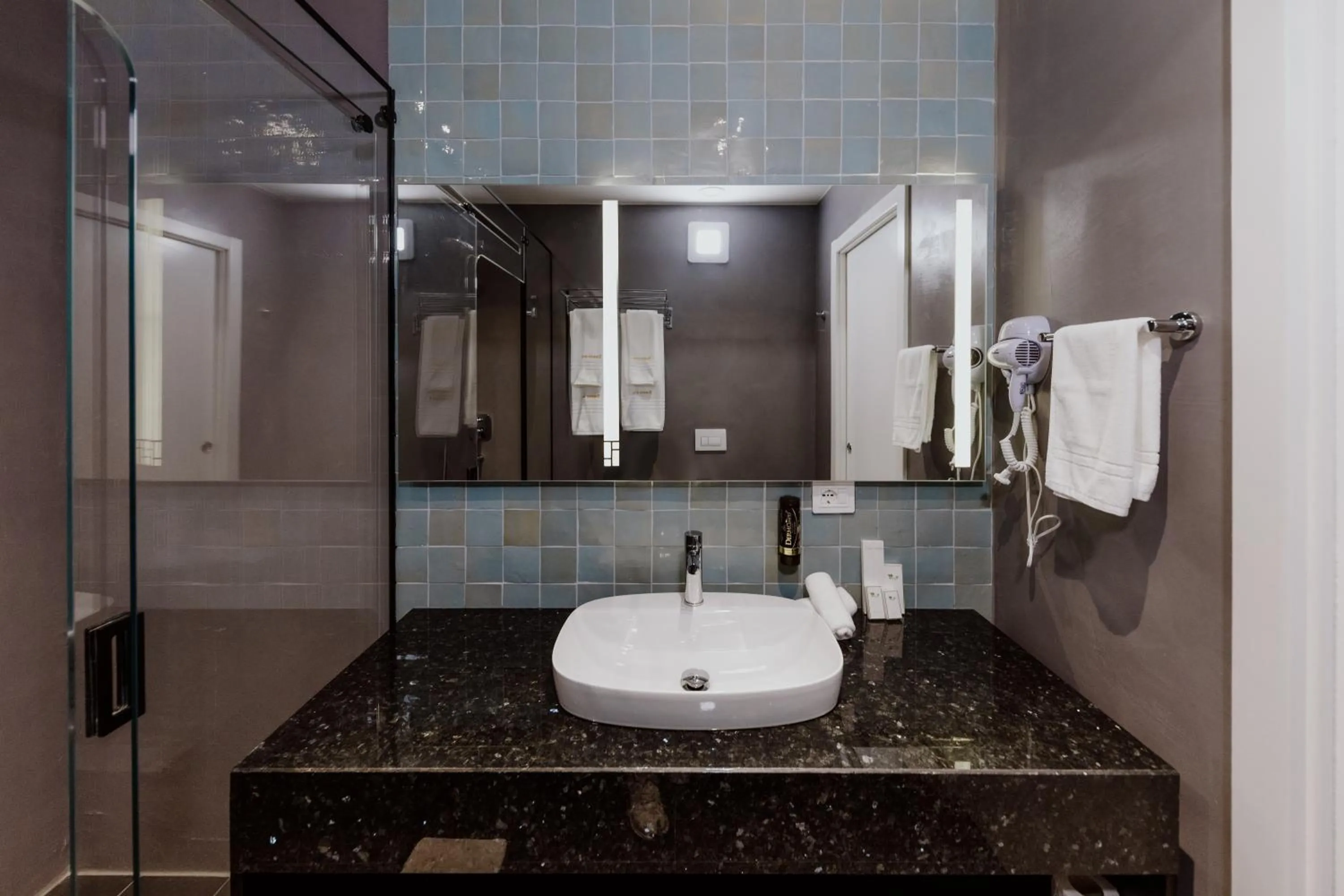 Toilet in Habitat Hotel Tirana