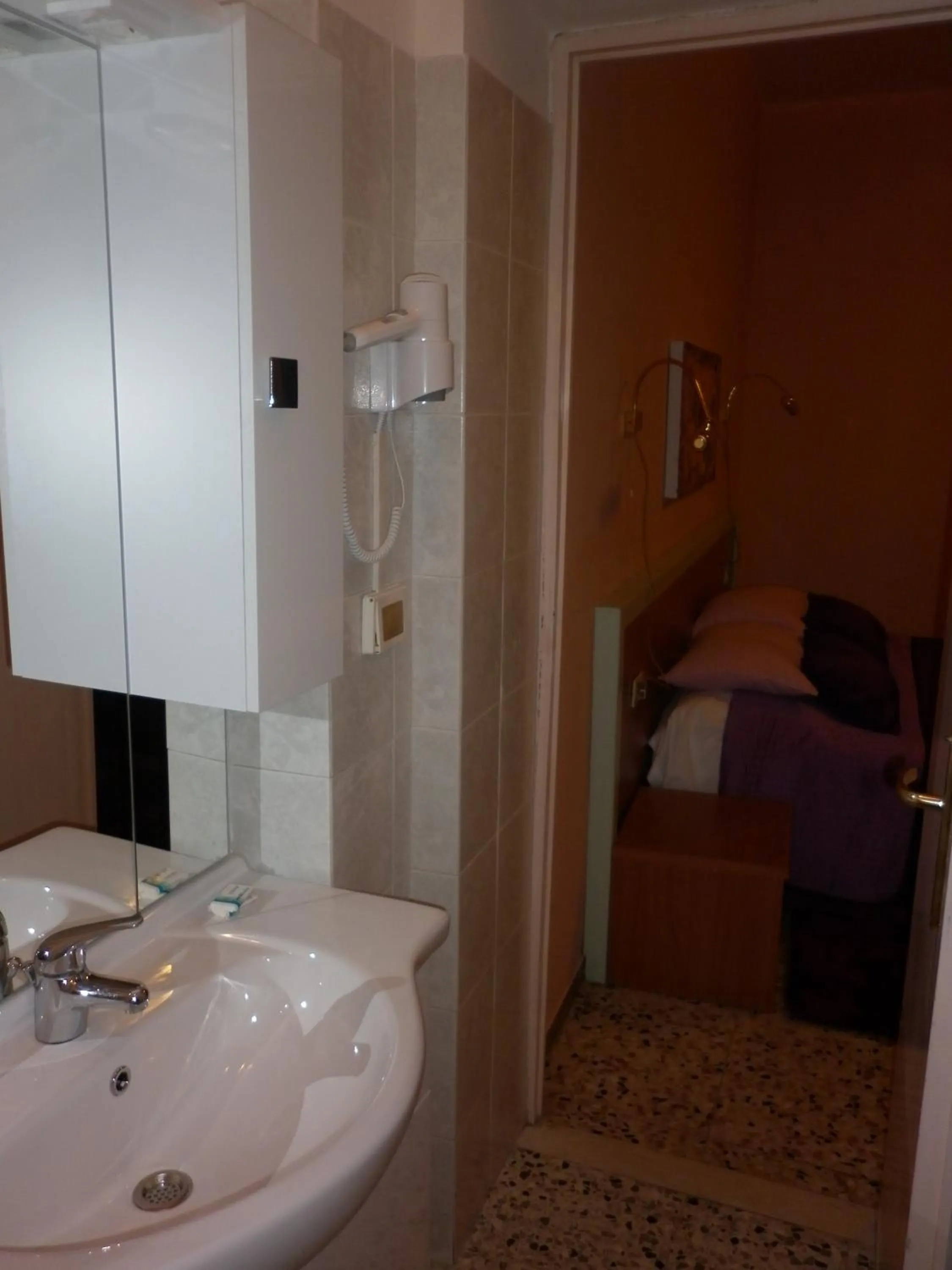 Street view, Bed in Hotel San Donnino